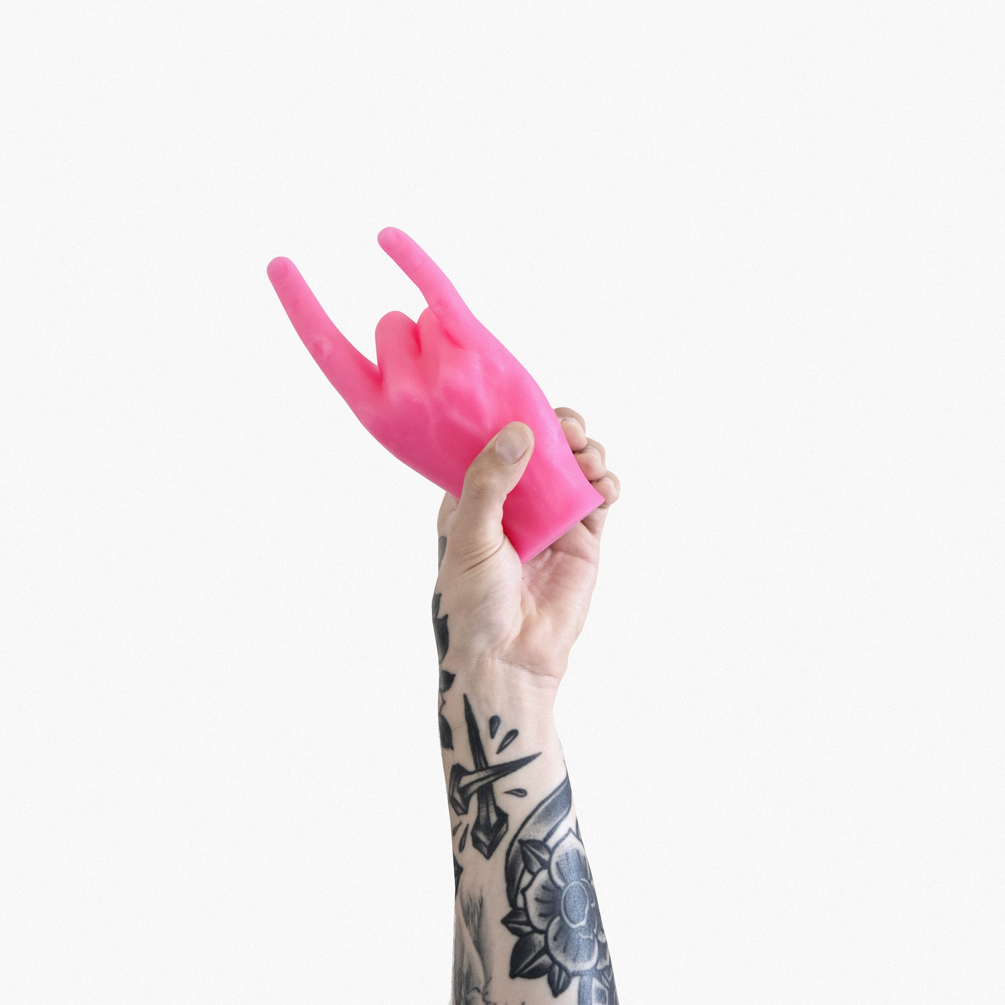 Candlehand You Rock Kaars│art. RCK-PINK│in hand met arm tattoos