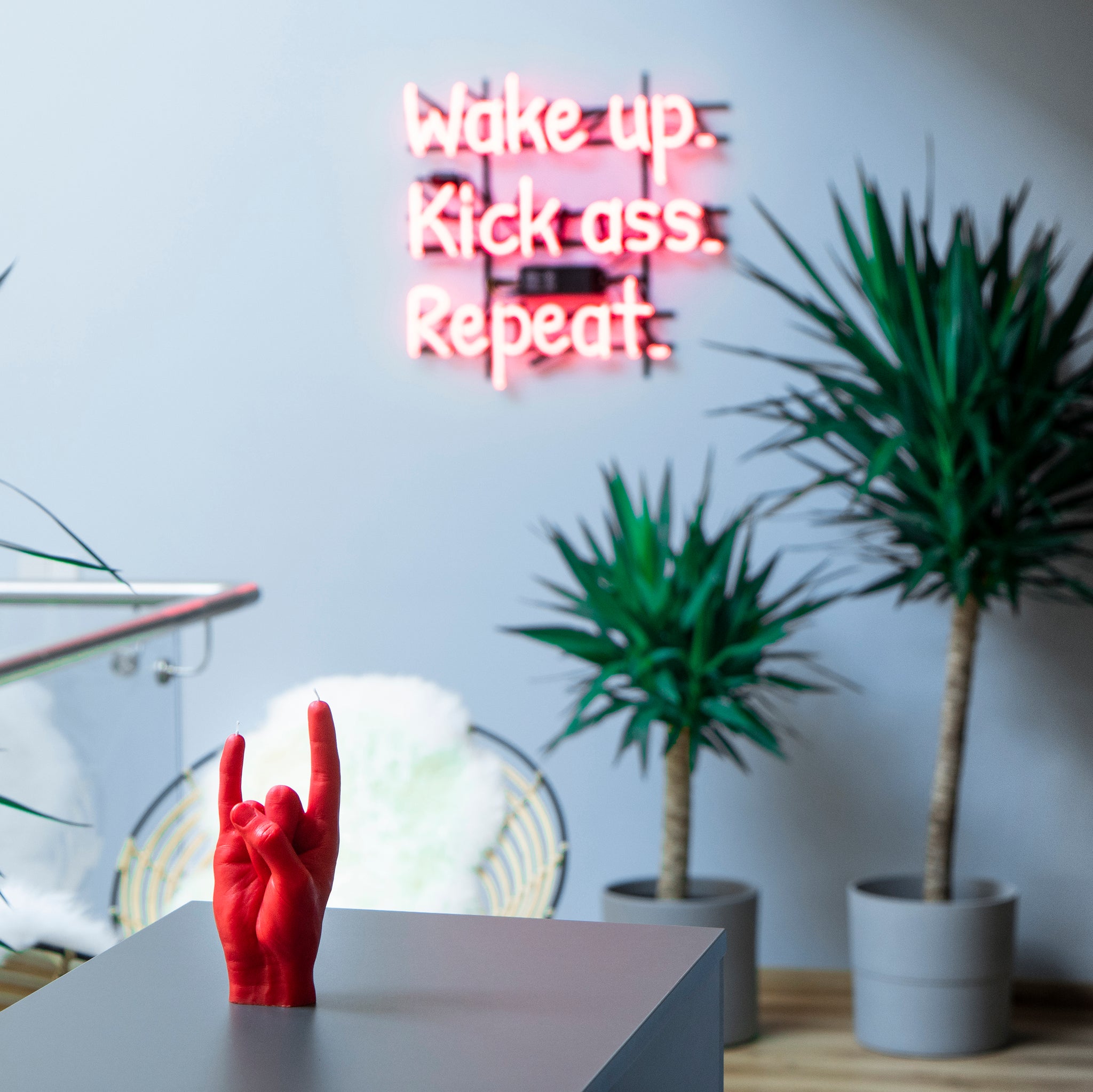 Candlehand You Rock Kaars Rood│art. RCK-RED│op kastje met planten en neon op achtergrond