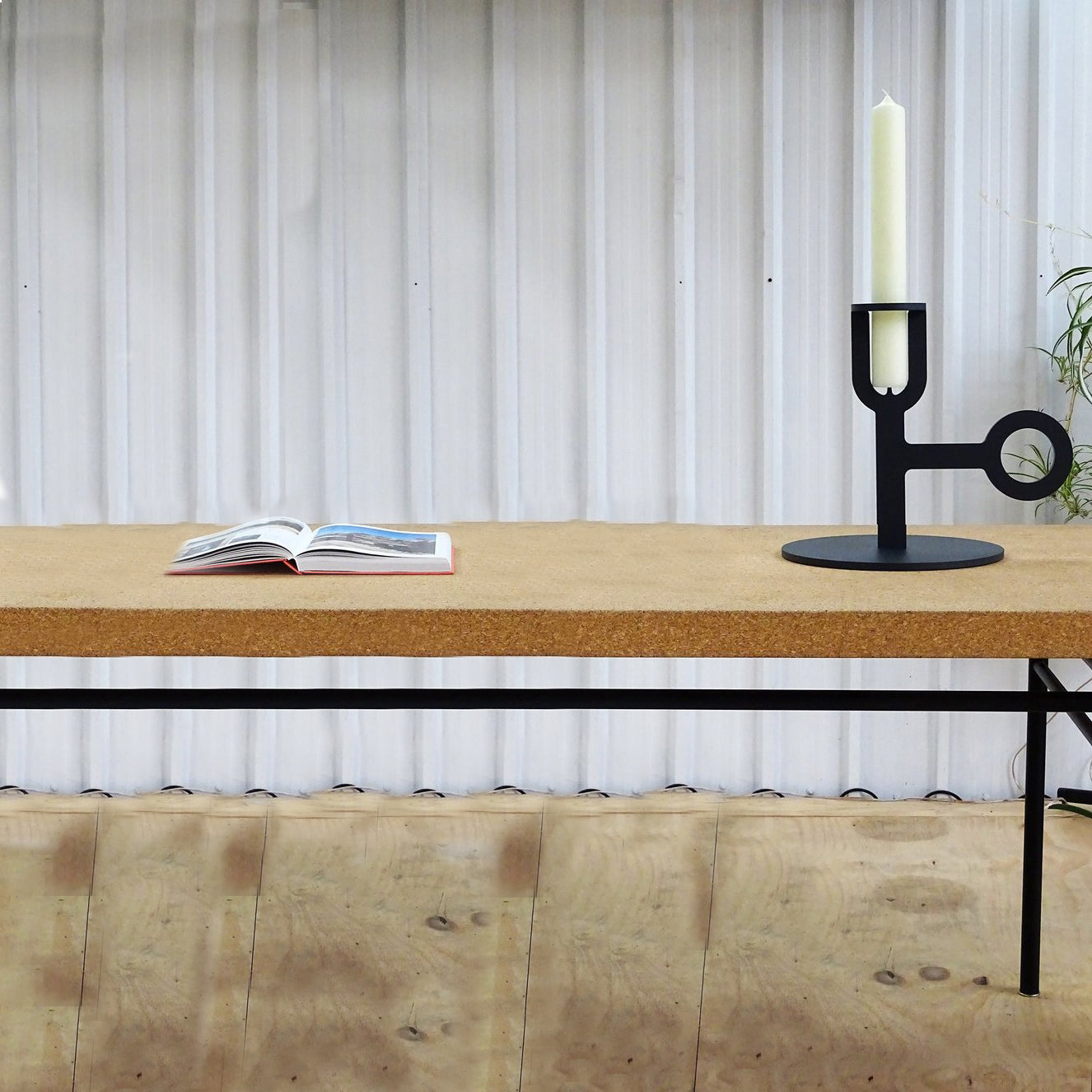 Carry On Big Kandelaar│Peter van de Water│Goods│art. CB 10.01│op tafel met kurkblad voor metalen wand