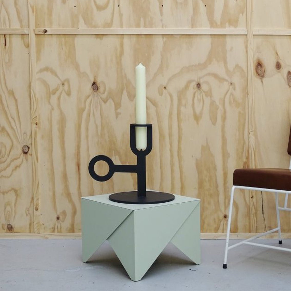 Carry On Big Kandelaar│Peter van de Water│Goods│art. CB 10.01│op bijzettafeltje voor houten wand