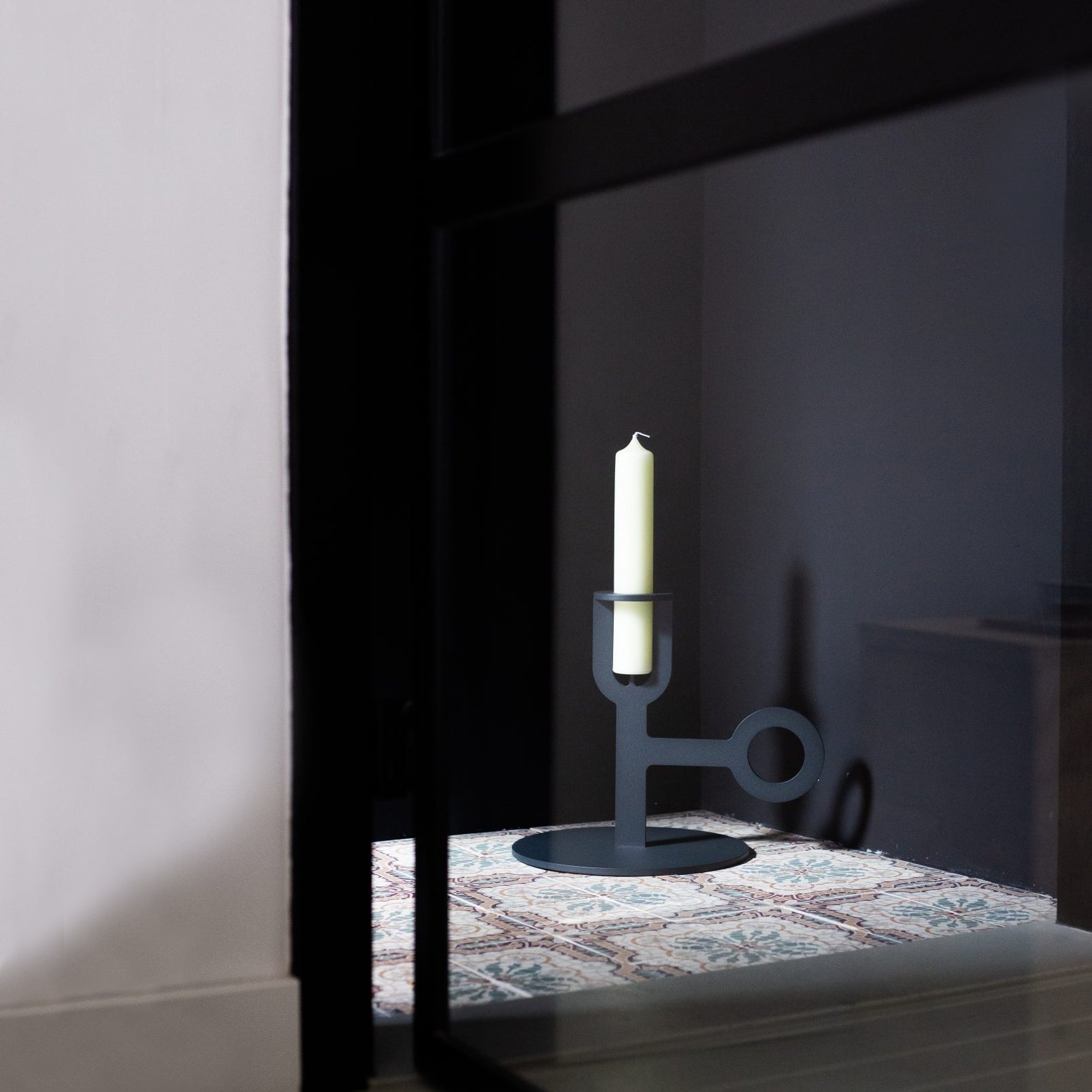 Carry On Big Kandelaar│Peter van de Water│Goods│art. CB 10.01│op eettael in zwart interieur