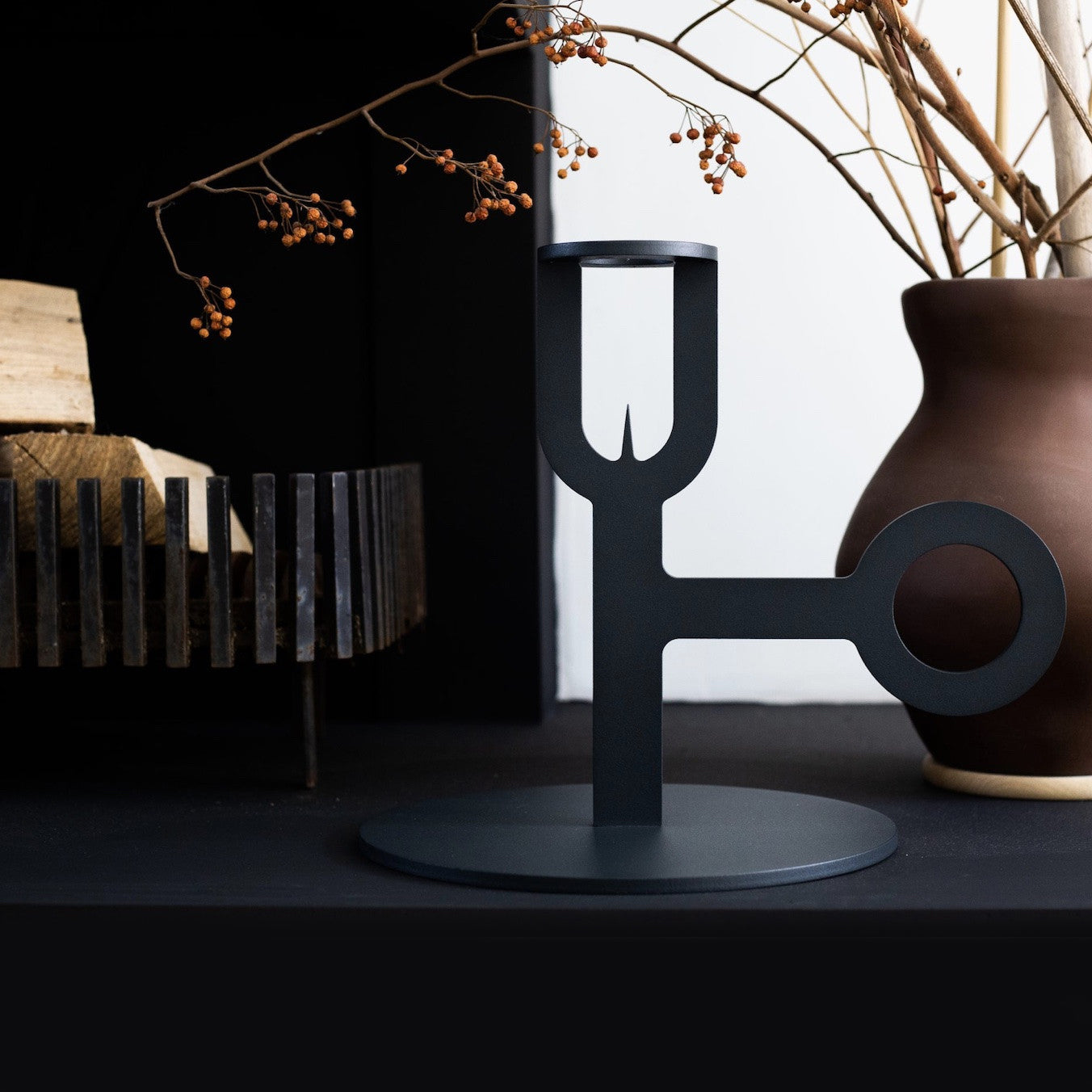 Carry On Big Kandelaar│Peter van de Water│Goods│art. CB 10.01│op zwarte ondergrond naast open haard en vaas