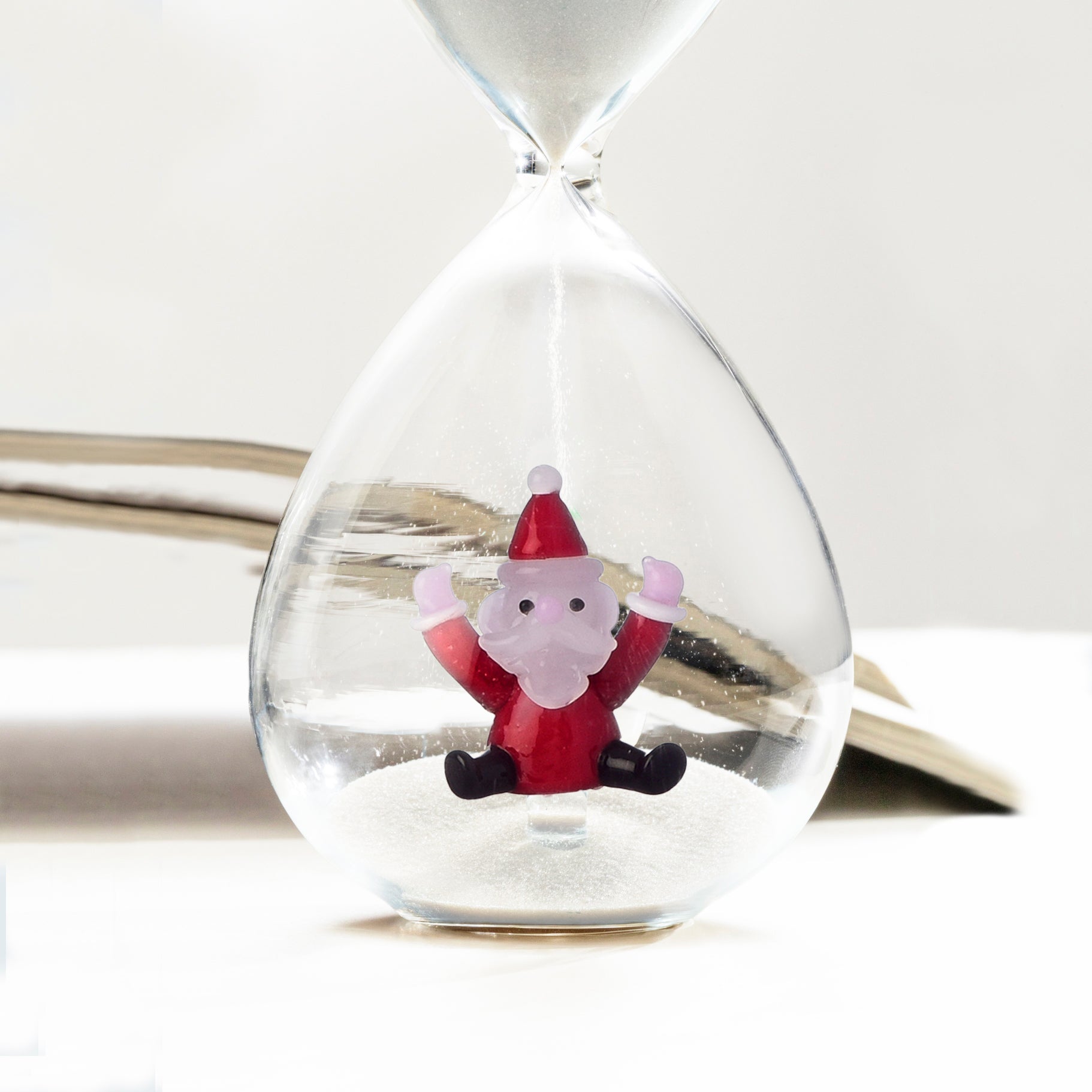 Zandloper Christmas Tales Ichendorf Milano│art. 352.095.37│Springende Kerstman│close-up op tafel