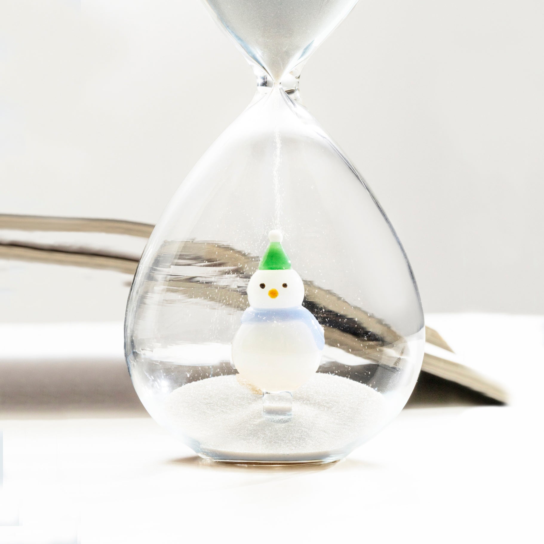 Zandloper Christmas Tales Ichendorf Milano│Sneeuwpop│art. 352.095.45│close-up op tafel