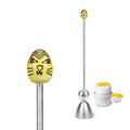 Clack eiertikker met keramisch eitje met kat, van dichtbij met een gekookt ei op de achtergrond.