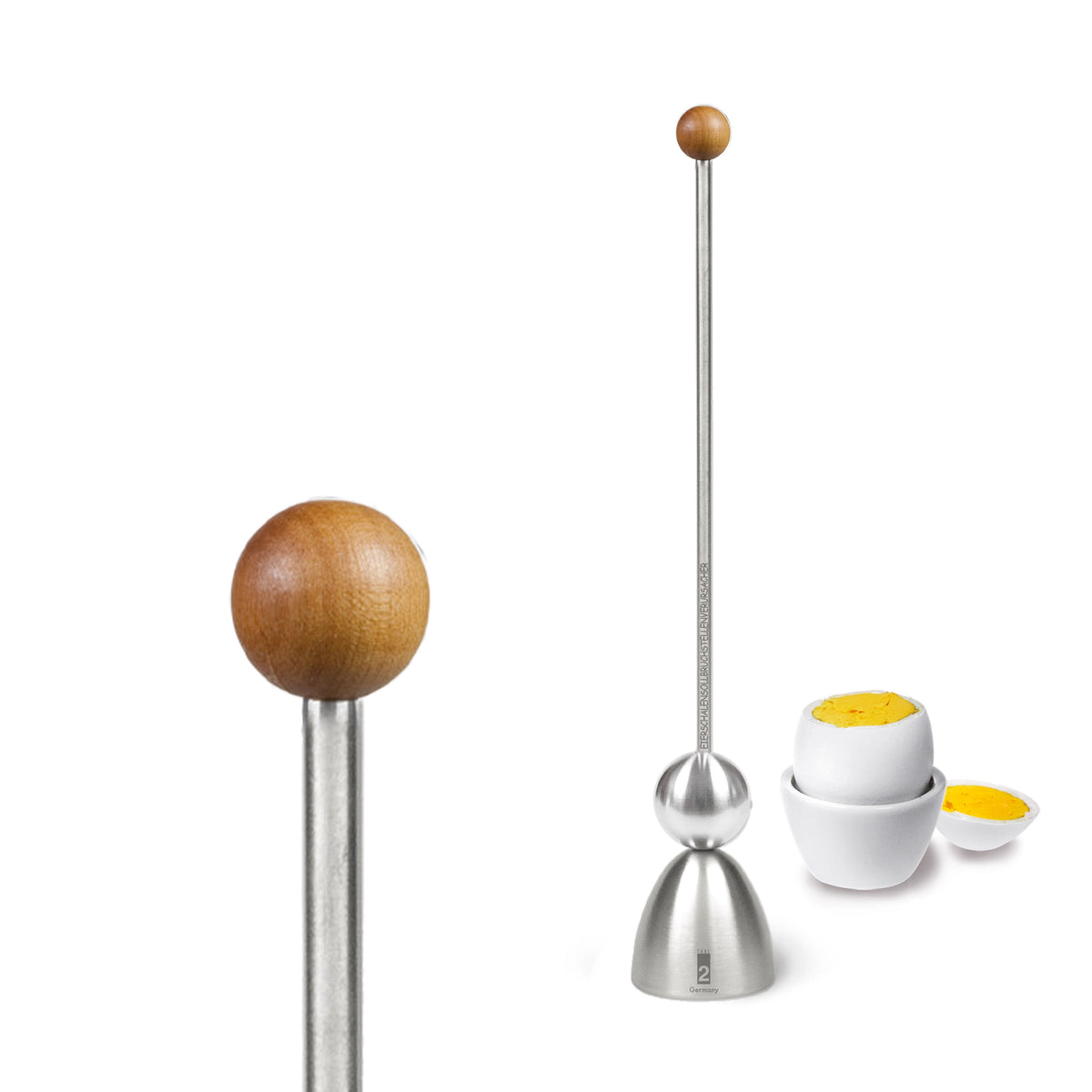 Clack eiertikker met bolletje van perenhout, van dichtbij naast een gekookt ei.