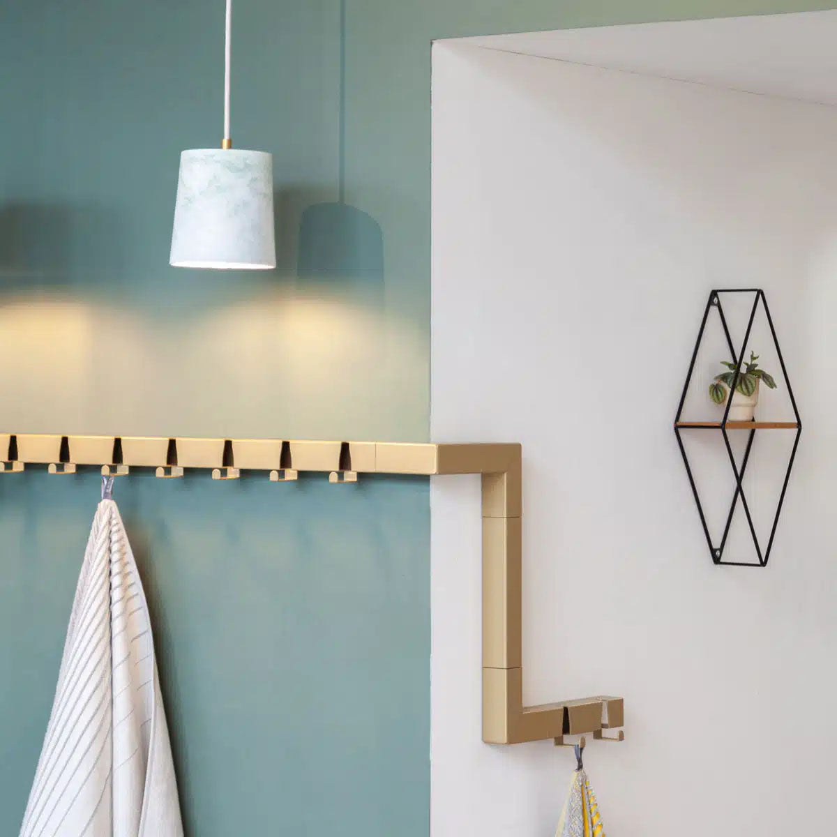 Compositie van verschillende onderdelen Coatrack by the Meter gaat om bencht heen met hoekstuk