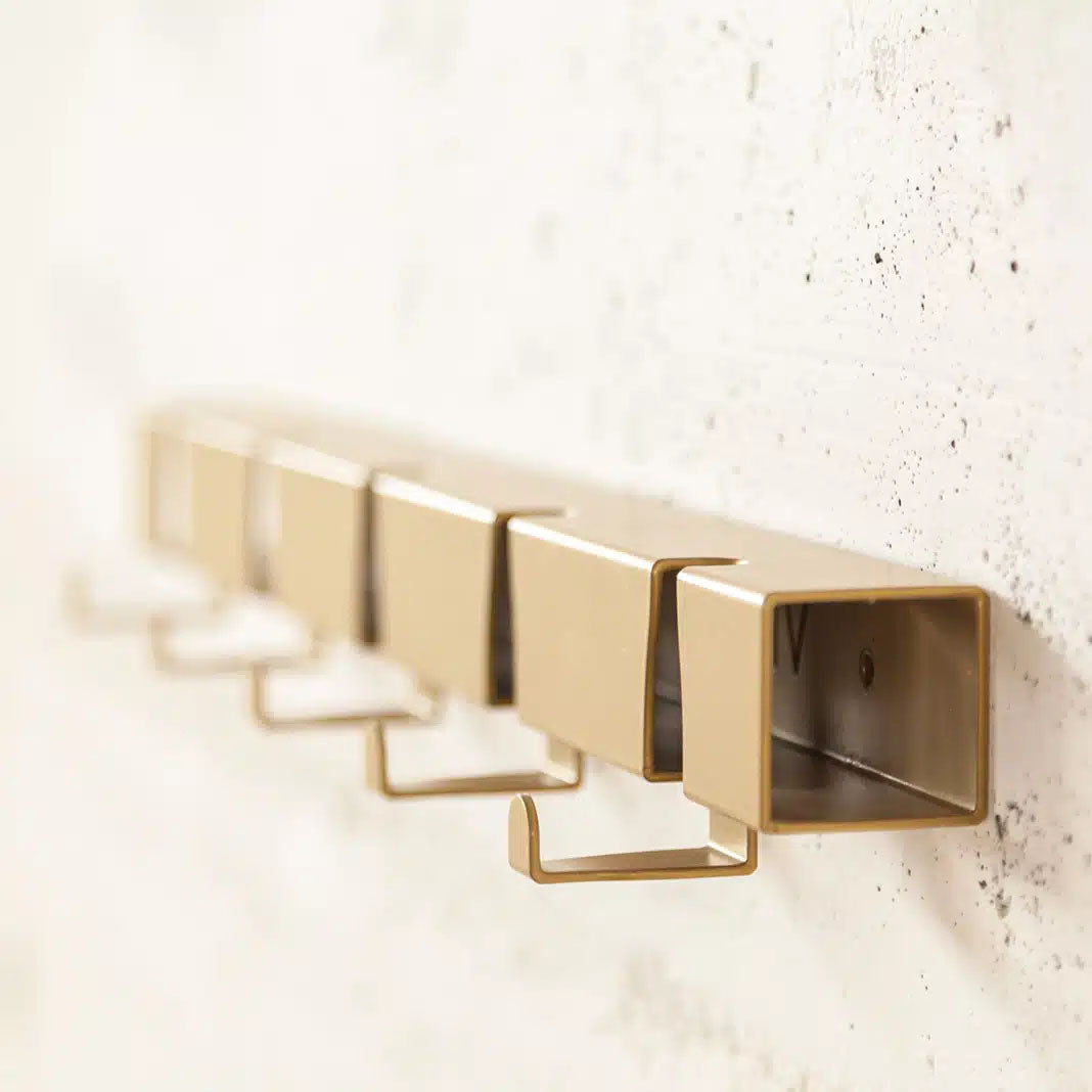 Detail haakje en open buis van Wandkapstok Coatrack by the Meter 50cm Goud