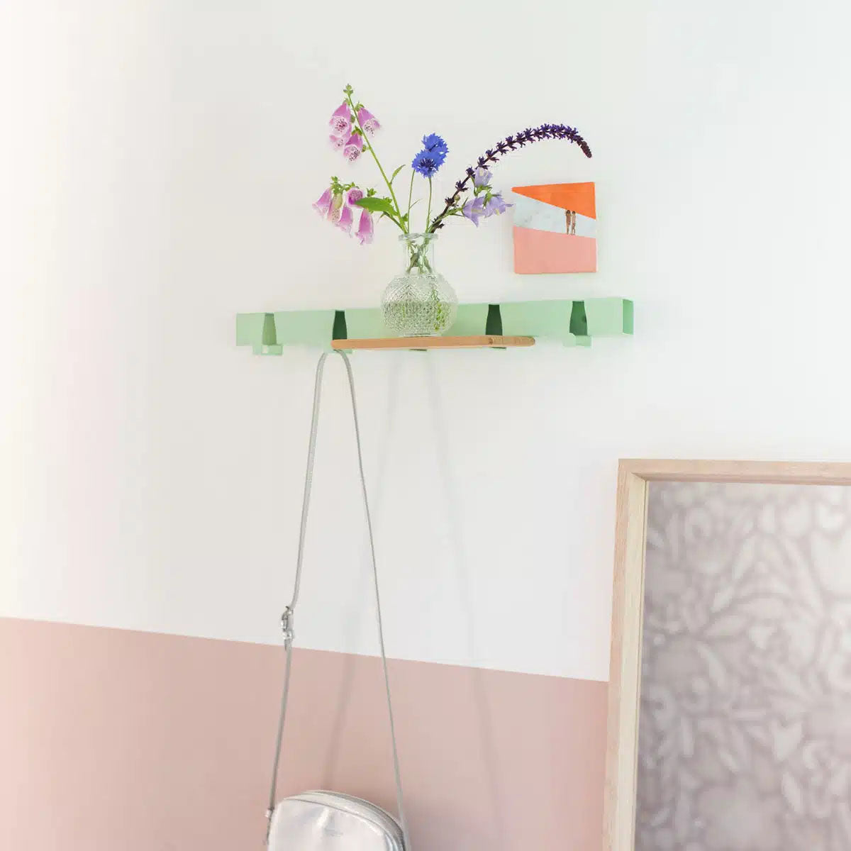 Coatrackj by the Meter 50cm Mintgroen hangt tegen witte en roze wand met eiken plankje en tas aan haakje