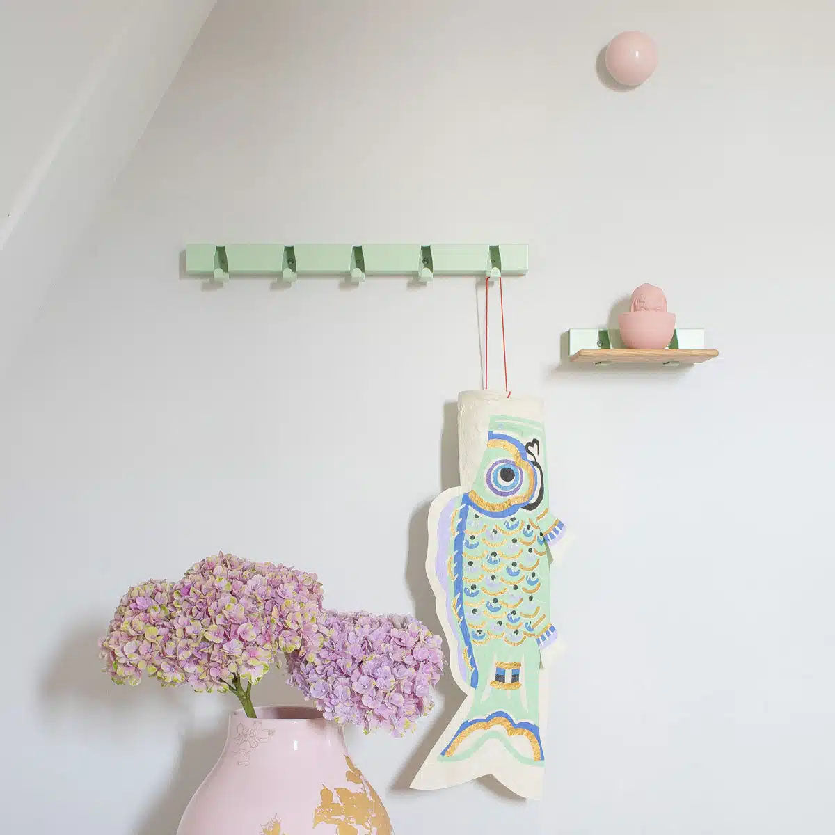 Wandkapstok Coatrack by the Meter Mintgroen in 20 en 50 cm met diverse decoratie in roze kleur