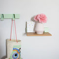 Wandkapstok Coatrack by the Meter Mintgroen in 20 cm met eiken lankje met roze bloemenvaasje