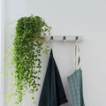 Coatrack by the Meter 50cm Wit met eiken plankje met een hangplant en theedoeken aan haakjes