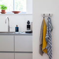 Wandkapstok Coatrack by the Meter 20 cm wit tegen wand in keuken als handdoekhaakjes