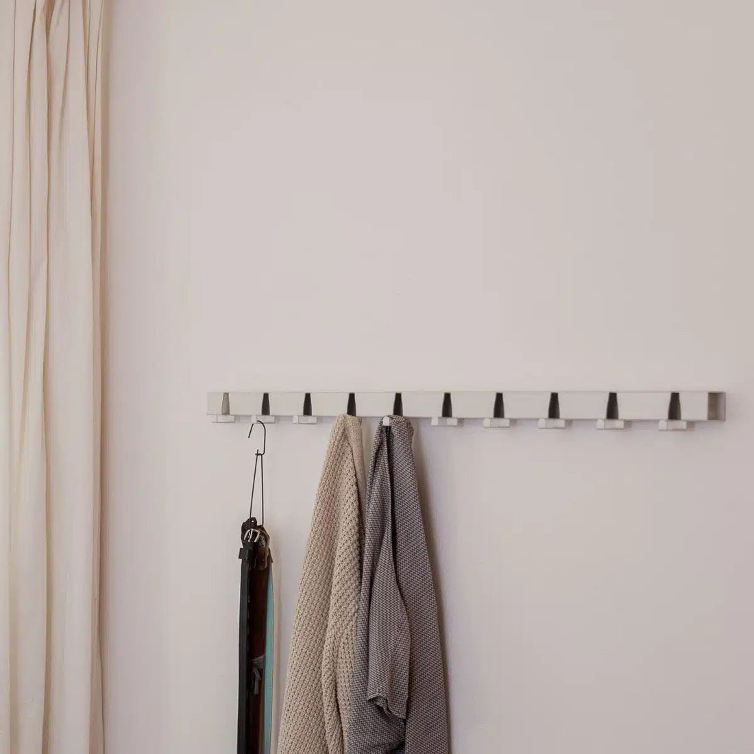 Coatrack by the Meter 100cm Wit│Wandkapstok│Vij5│vooraanzicht met witte achtergrond