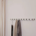 Coatrack by the Meter 100cm Wit│Wandkapstok│Vij5 - tegen wand naast gordijn met kleding aan haakjes opgehangen