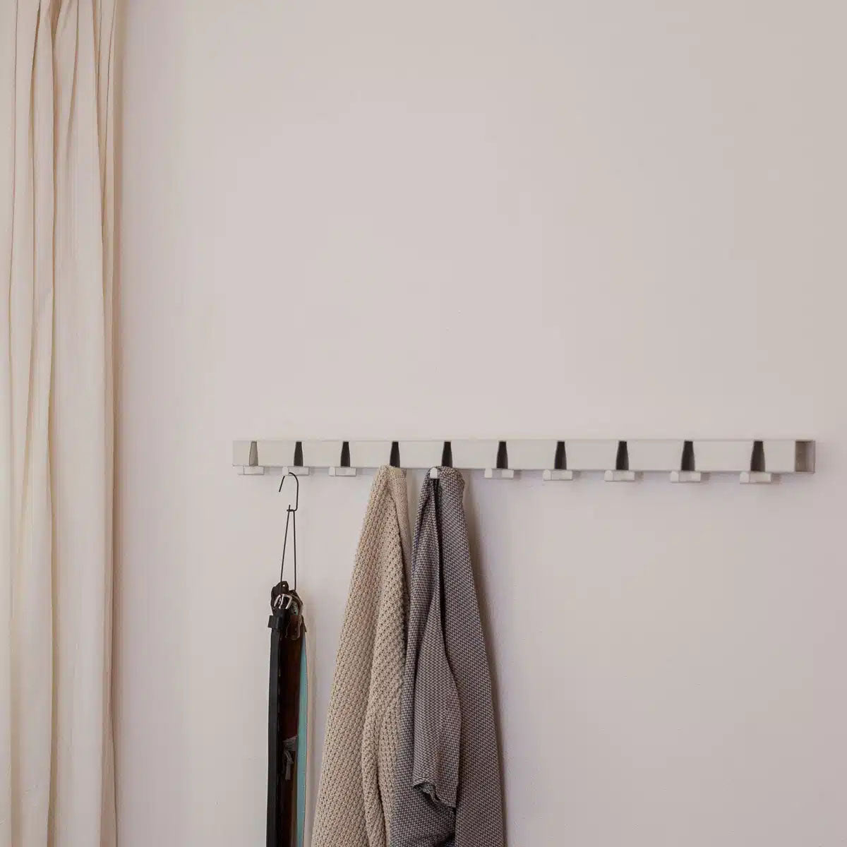 Coatrack by the Meter 100cm Wit│Wandkapstok│Vij5 - tegen wand naast gordijn met kleding aan haakjes opgehangen