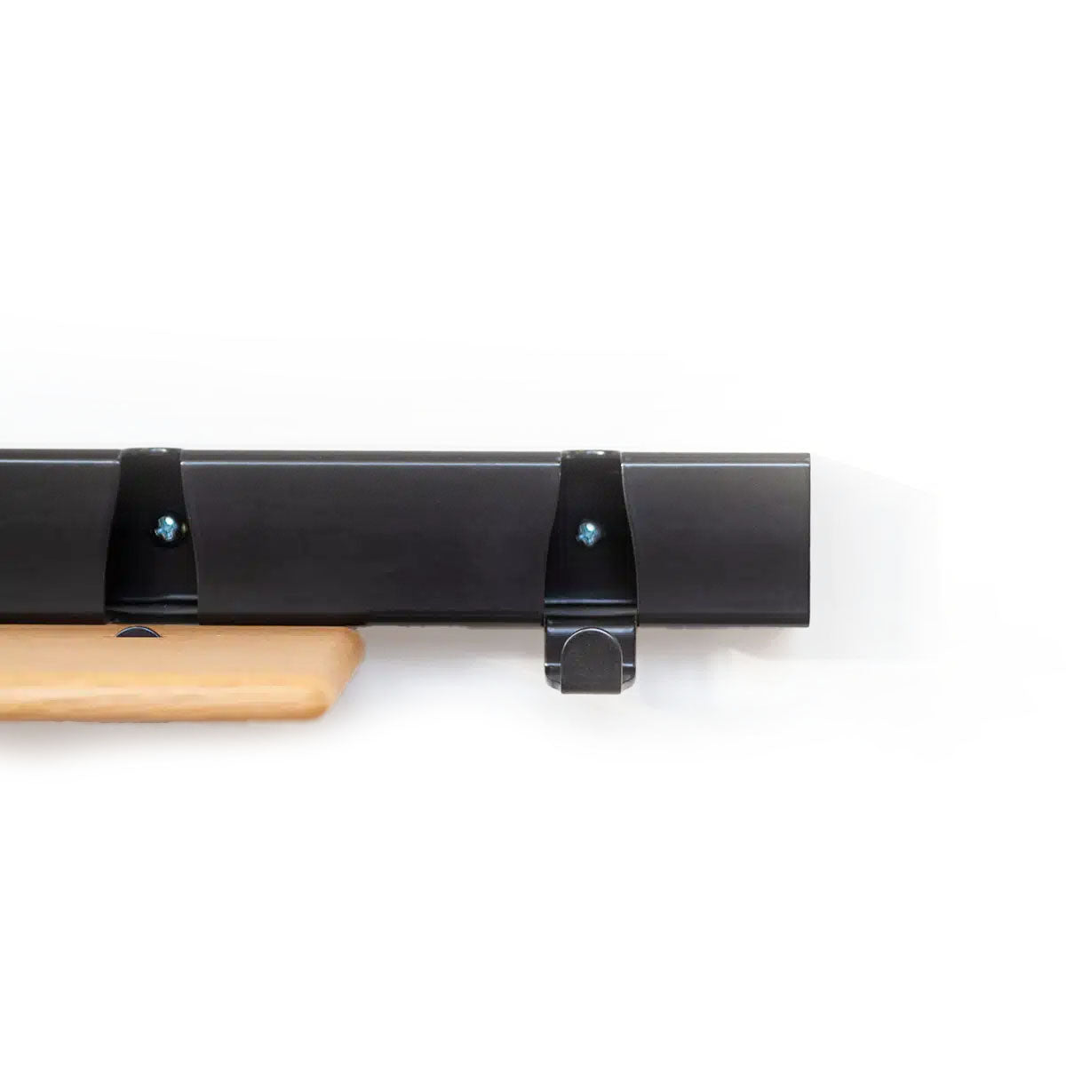 Detail van een vooraanzicht van de Coatrack by the meter in zwart met eiken plankje