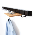 Zijaanzicht schuin van Wandkapstok Coatrack by the Meter 100cm Zwart met eiken plankje en kledinghaak