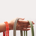 Dopper Cord│3 verschillende uitvoeringen liggend over arm