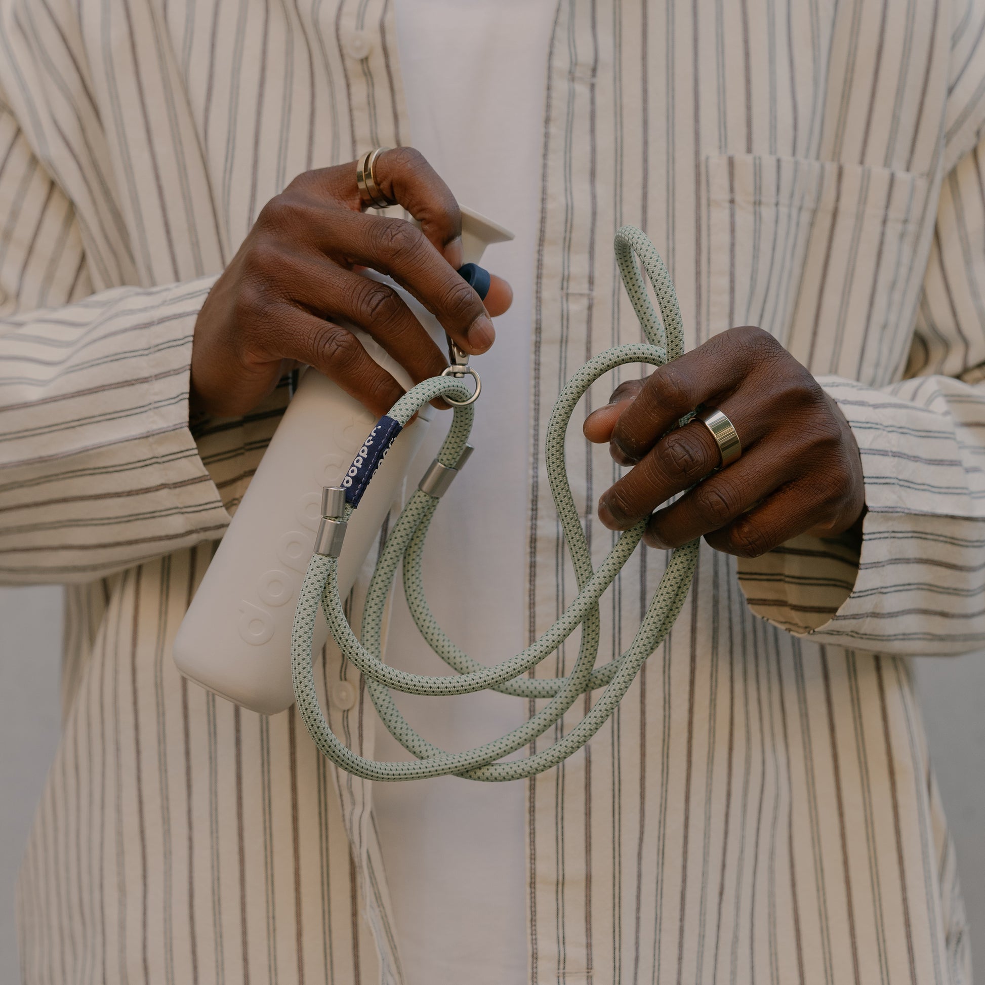 Dopper Cord Sage Green│art. 7429│man houdt koord en thremosfles in hand