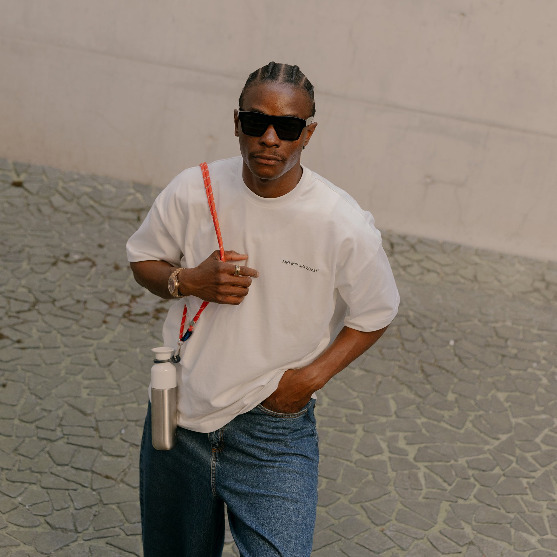 Dopper Cord Silver Red│art. 7443│met Steel fles over schouder gedragen