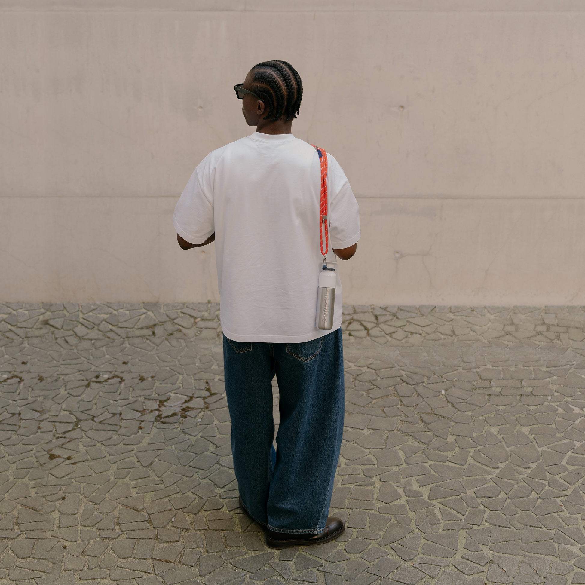 Dopper Cord Silver Red│art. 7443│hangend over schouder met Steel fles