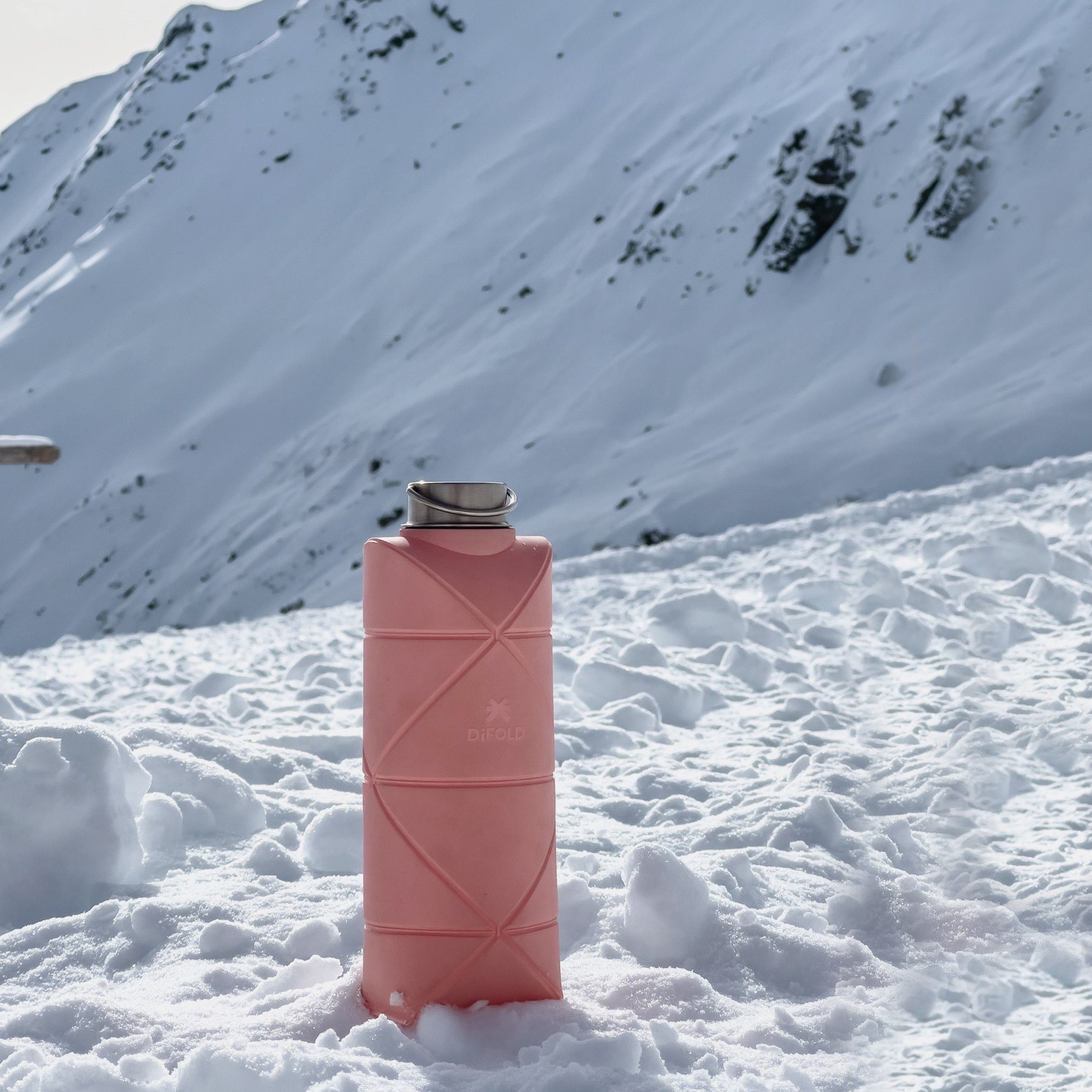 Difold Origami Waterfles Pink Win│art. DFOB25/750PINK│in sneeuw rechtopstaand