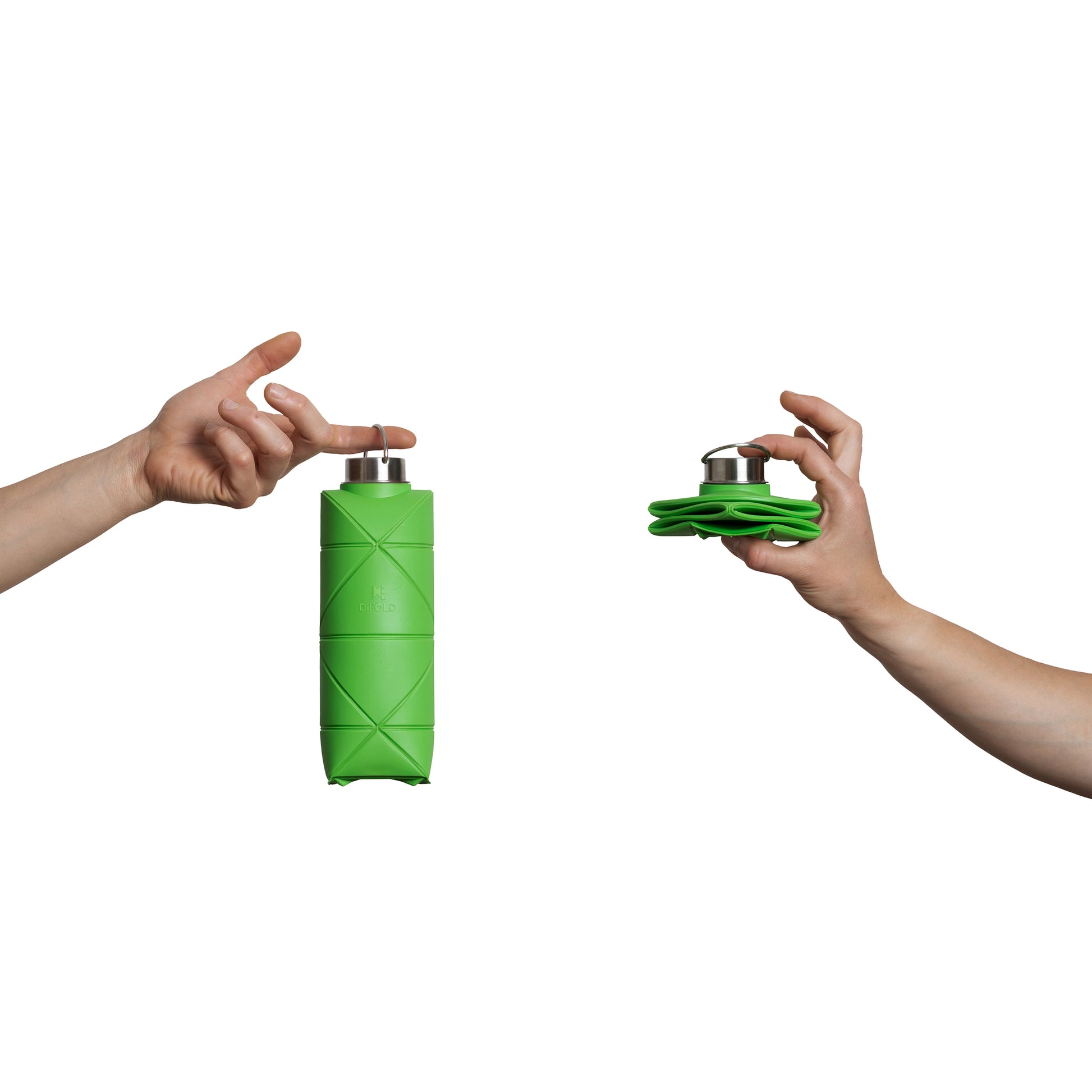 Difold Origami Waterfles Mighty Green│art. DFOB25/750GREE│open en dichtgevouwen in handen vastgehouden