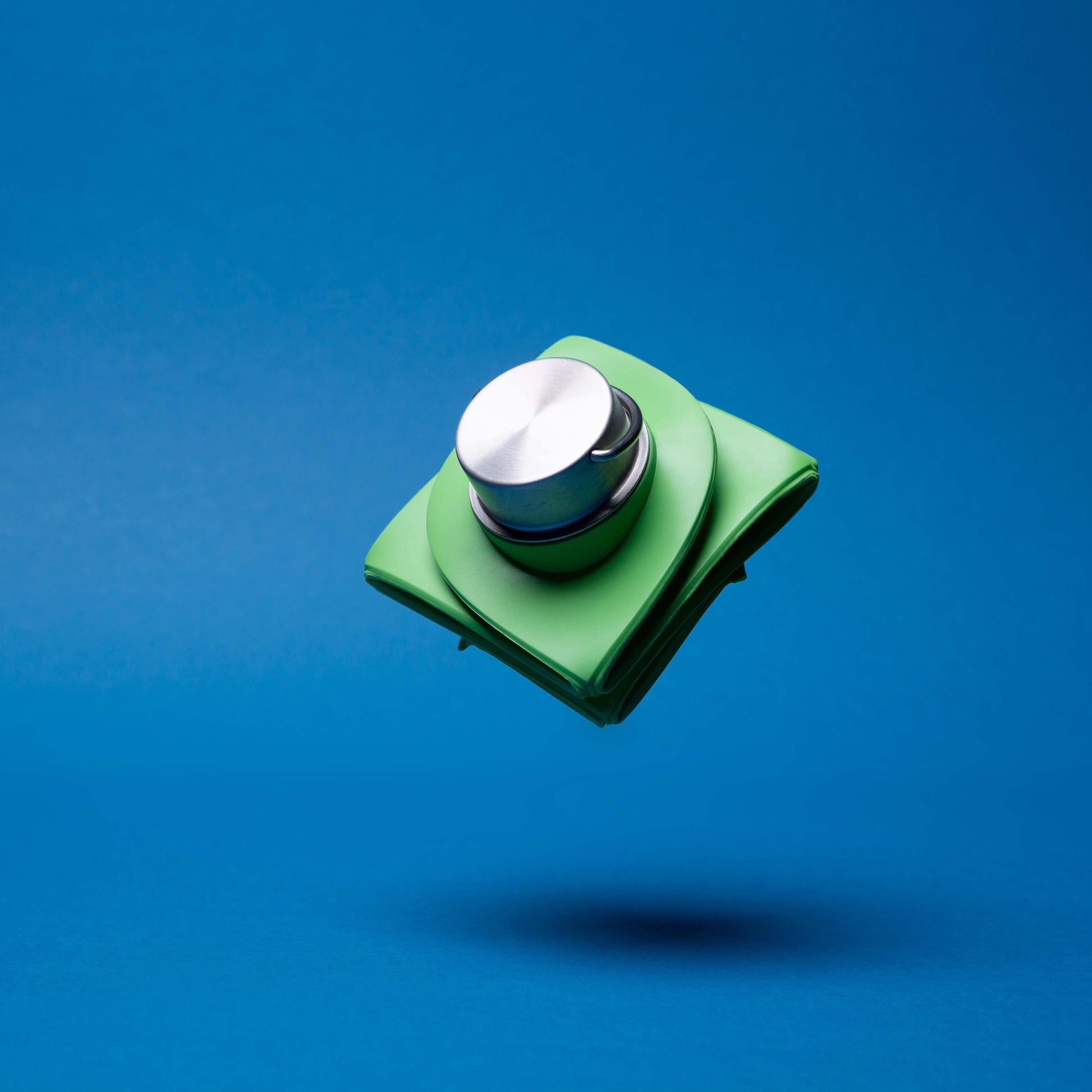 Difold Origami Waterfles Mighty Green│art. DFOB25/750GREE│dichtgevouwen zwevend met blauwe achtergrond