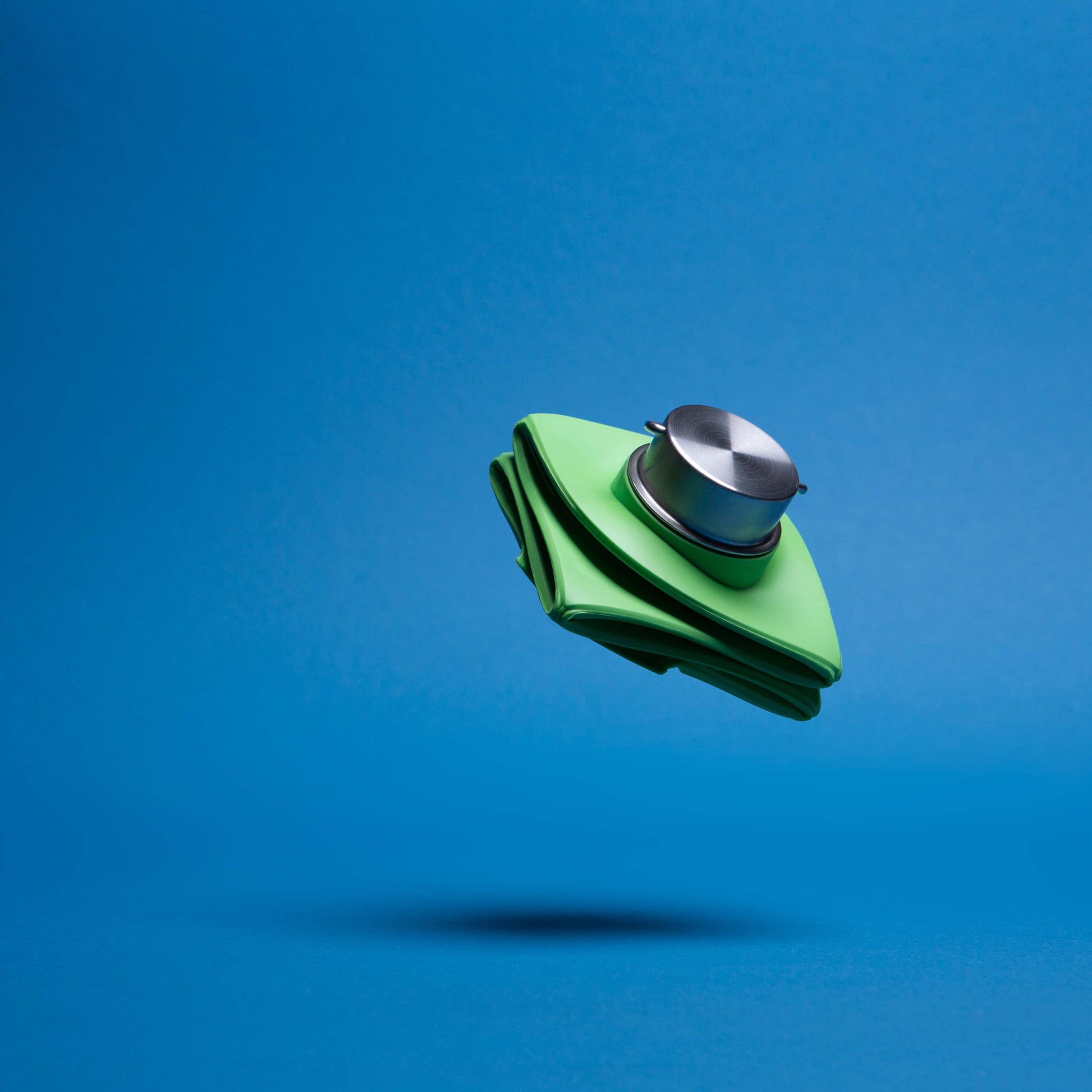 Difold Origami Waterfles Mighty Green│art. DFOB25/750GREE│dichtgevouwen met blauwe achtergrond