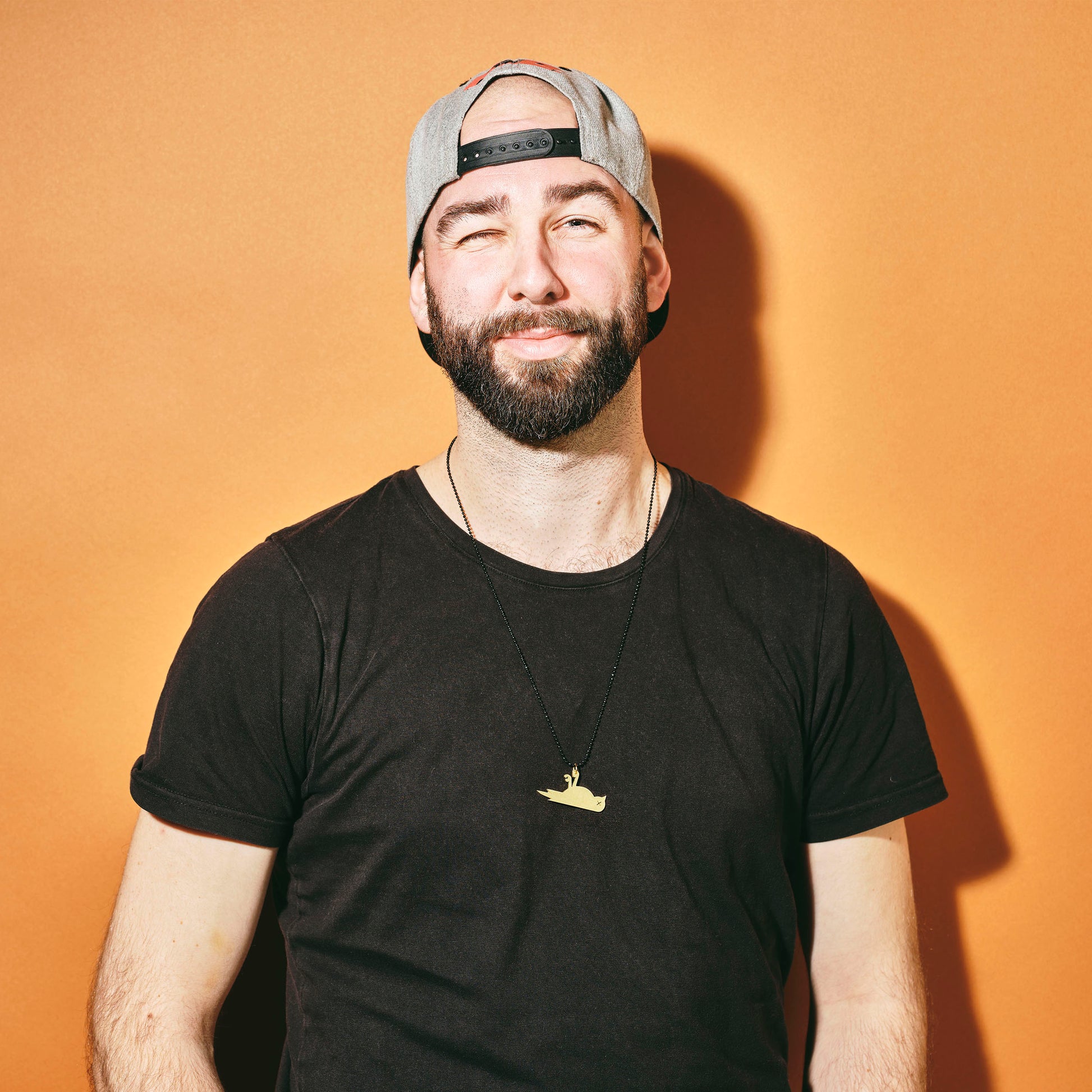 Dooie Mus Ketting Deluxe│Messing│gedragen door man met zwart t-shirt