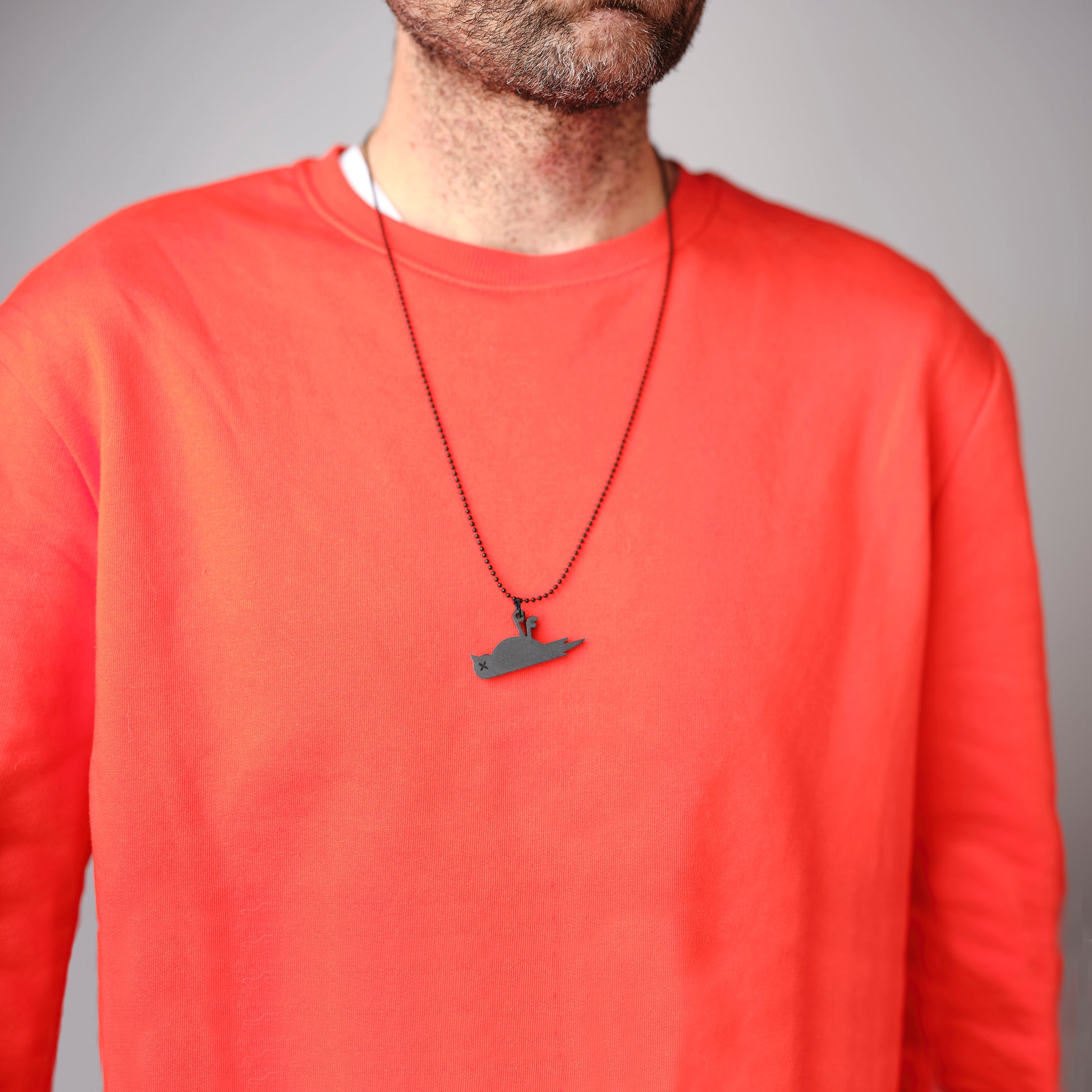 Dooie Mus Ketting RVS│gedragen oor man met oranje trui