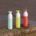 Dopper Original Polar Blue│Waterfles 450ml Lichtblauw│art. 5180│3 cerschillende kleuren op betonnen ondergrond