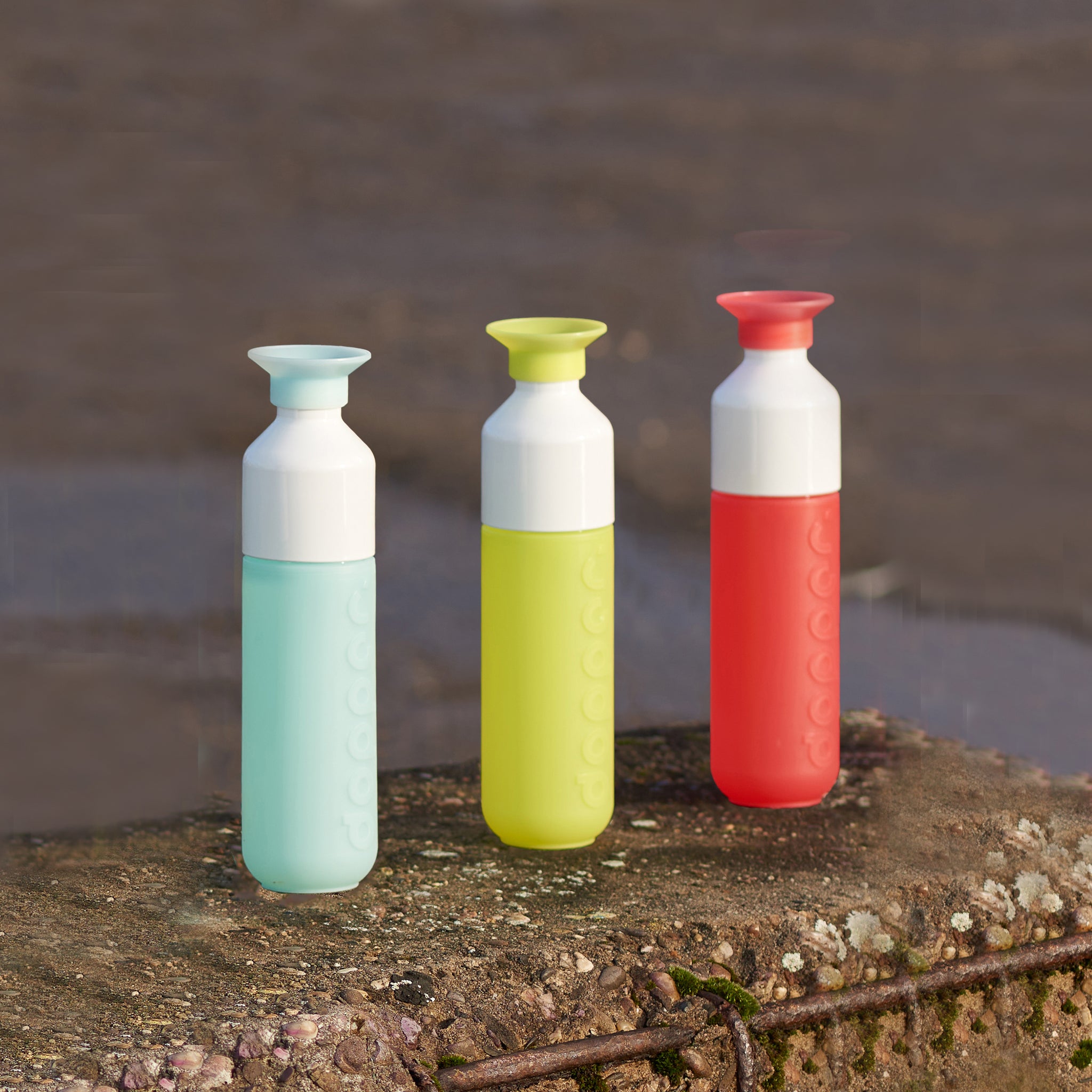 Dopper Original Polar Blue│Waterfles 450ml Lichtblauw│art. 5180│3 cerschillende kleuren op betonnen ondergrond