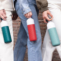 Dopper Insulated Large Bottlenose Blue│Thermosfles 580ml Blauw│art. 5289│verschillende kleuren vastgehouden in hand