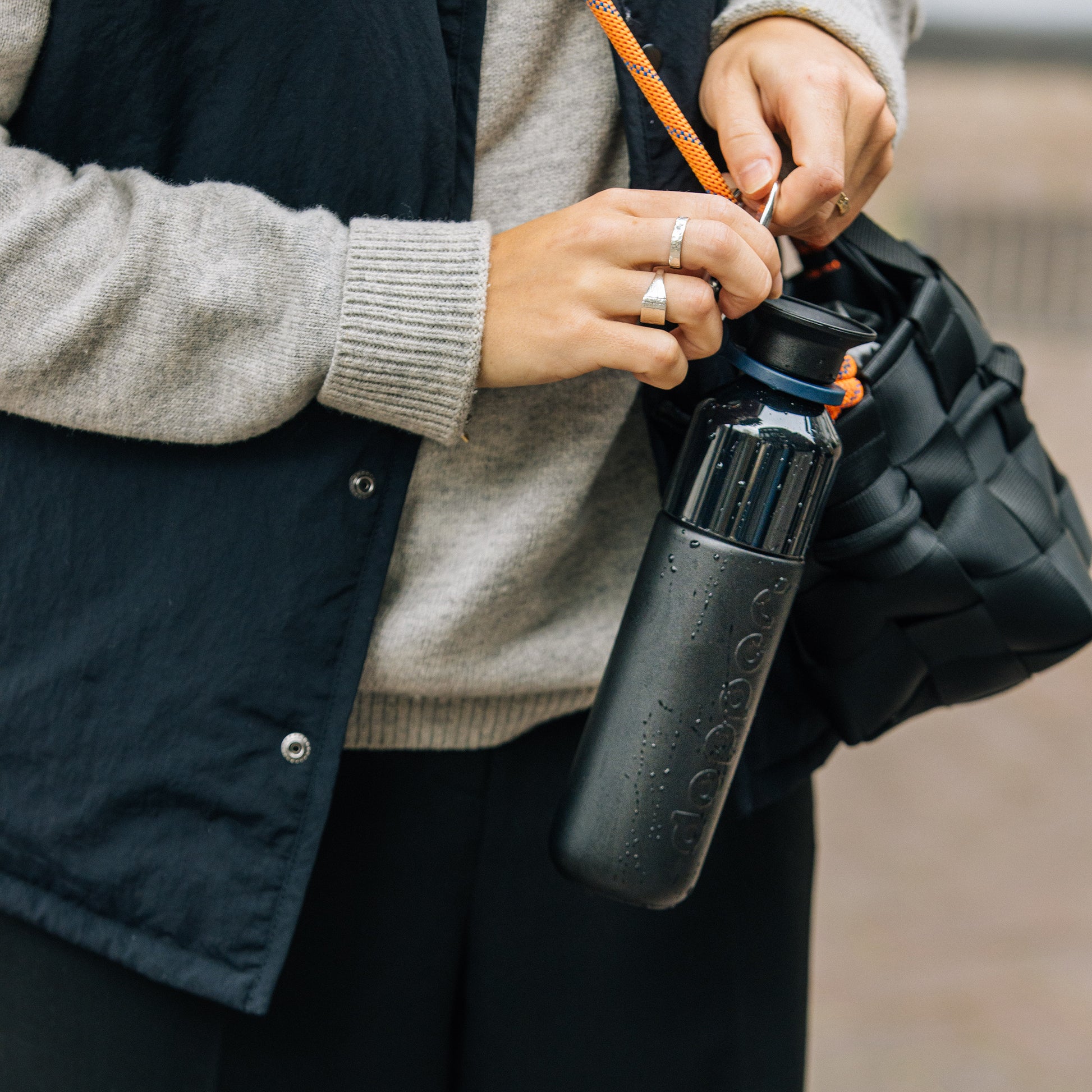 Dopper Insulated Small Blazing Black│Thermosfles 350ml zwart│art. 2059│met carrier aan tas