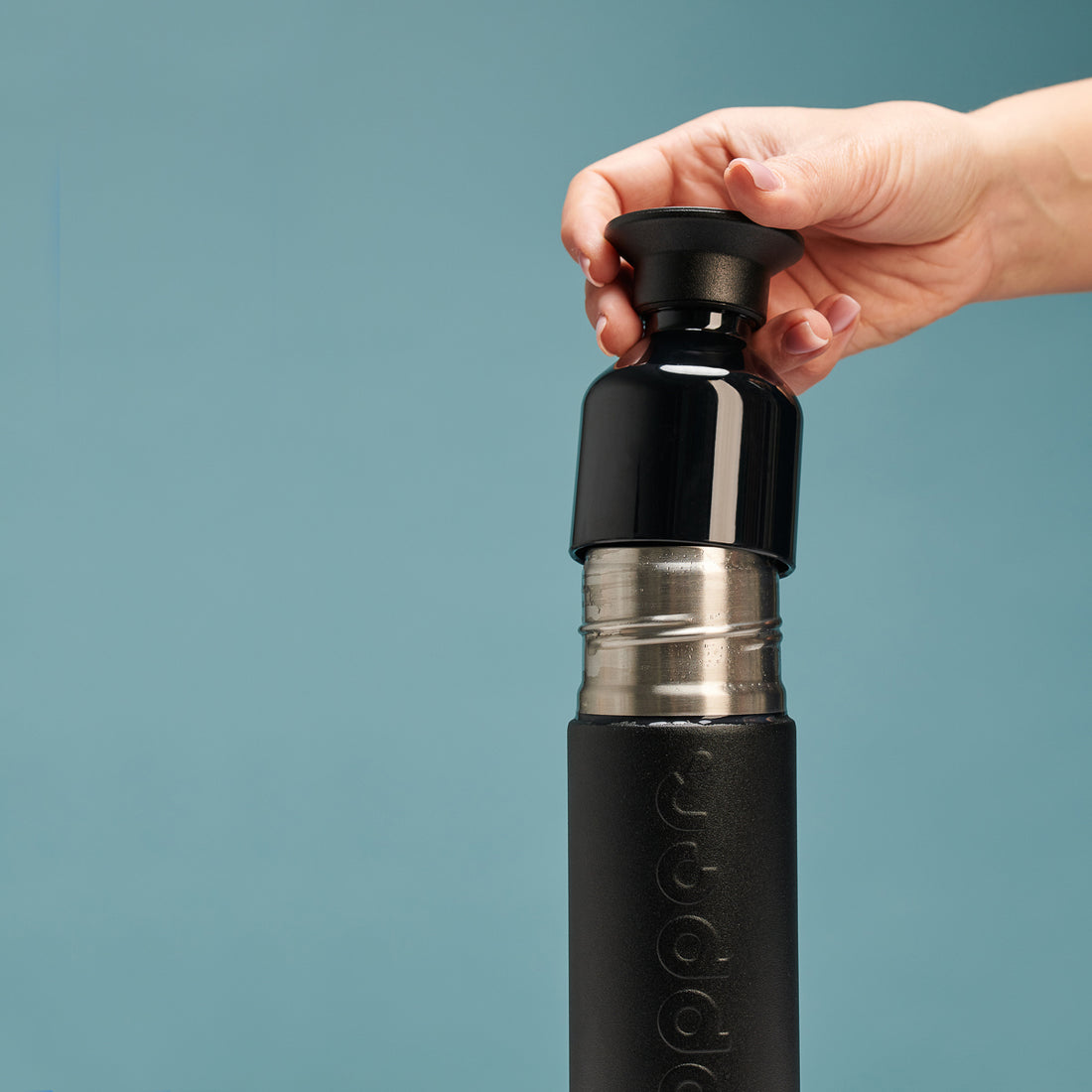 Dopper Insulated Small Blazing Black│Thermosfles 350ml zwart│art. 2059│vooraanzicht met Thermos logo