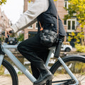 Dopper Insulated Small Blazing Black│Thermosfles 350ml zwart│art. 2059│vrouw op fiets met fles aan tas met carrier