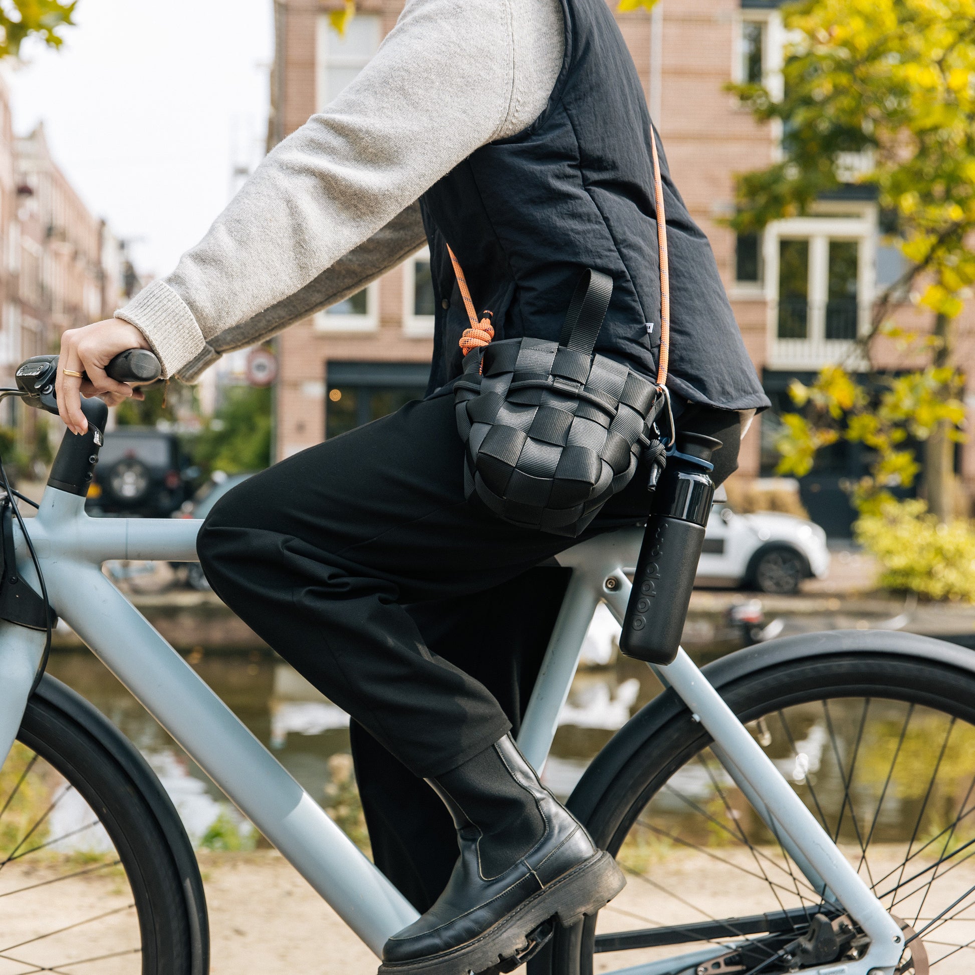 Dopper Insulated Small Blazing Black│Thermosfles 350ml zwart│art. 2059│vrouw op fiets met fles aan tas met carrier