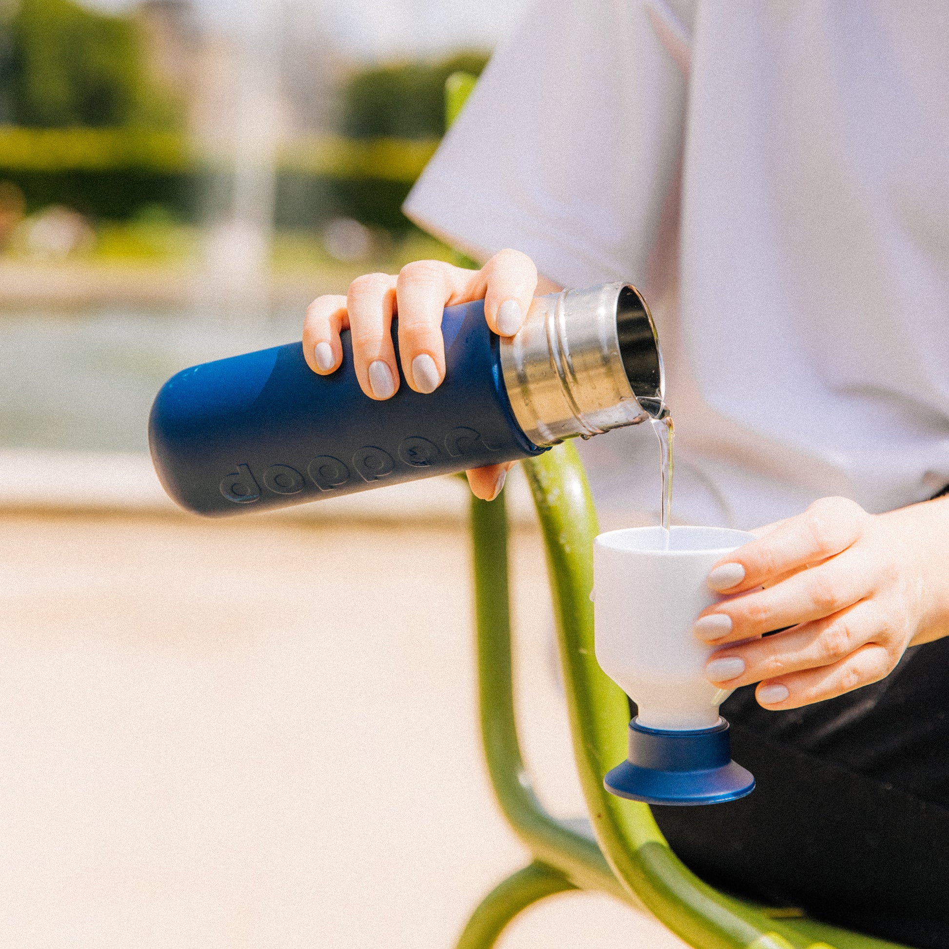 Dopper Insulated Breaker Blue│Thermosfles 350ml│art. 3414│vrouw schenkt water in beker