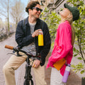 Dopper Insulated Small Lemon Crush│Thermosfles 350ml Geel│art. 4466│man op fiets met fles in hand