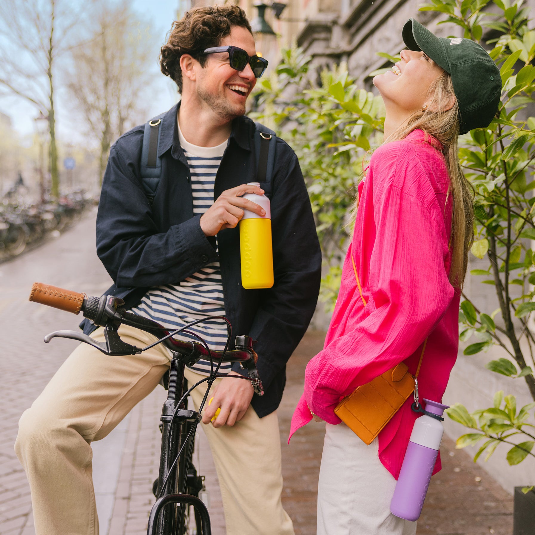 Dopper Insulated Small Lemon Crush│Thermosfles 350ml Geel│art. 4466│man op fiets met fles in hand
