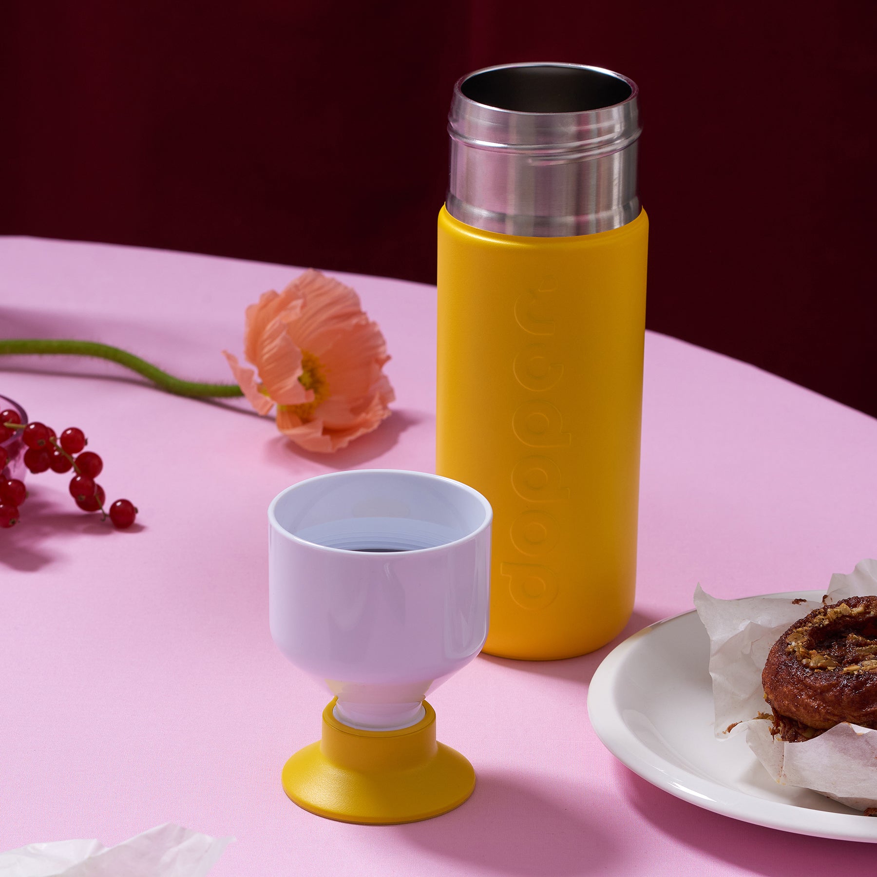 Dopper Insulated Lemon Crush│Thermosfles 580ml Geel│art. 4459│op tafel met losse beker