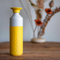 Dopper Insulated Lemon Crush│Thermosfles 580ml Geel│art. 4459│op houten tafel met bloemstuk