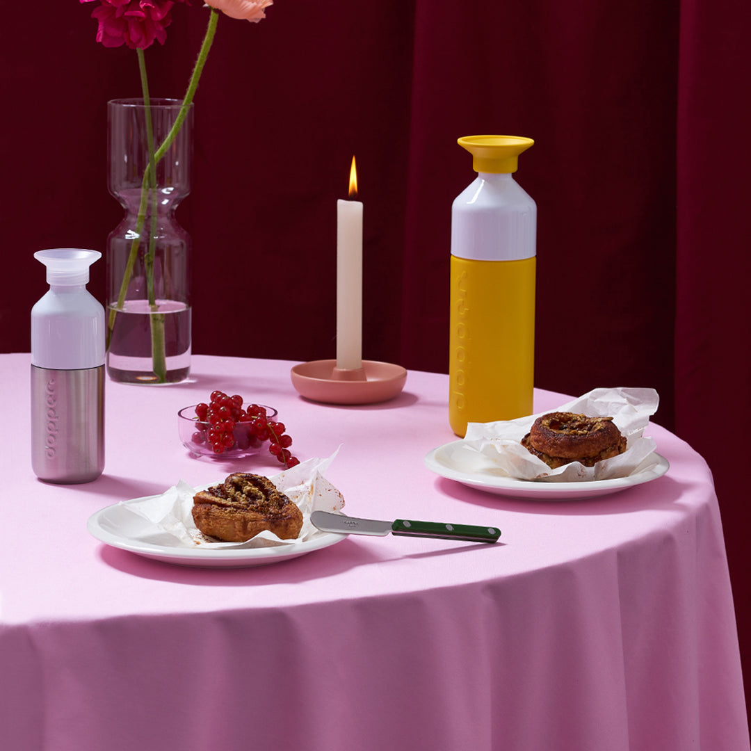 Dopper Insulated Small Lemon Crush│Thermosfles 350ml Geel│art. 4466│op tafel met gebak