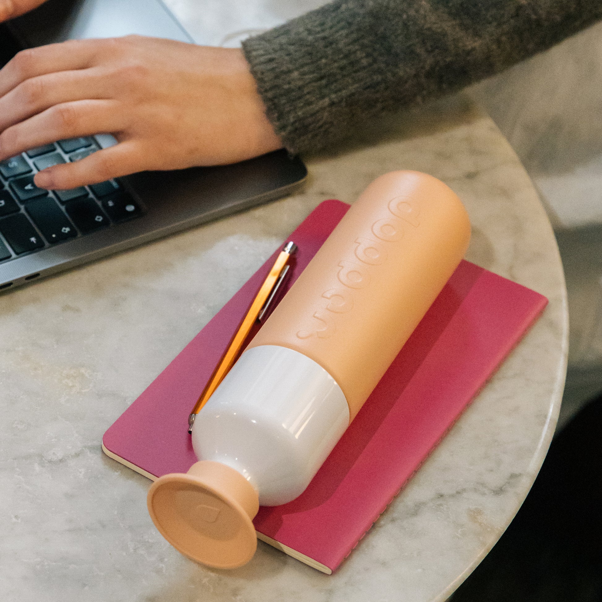 Dopper Insulated Small Pebble Peach│Thermosfles 350ml│naast laptop op schrijfboekje