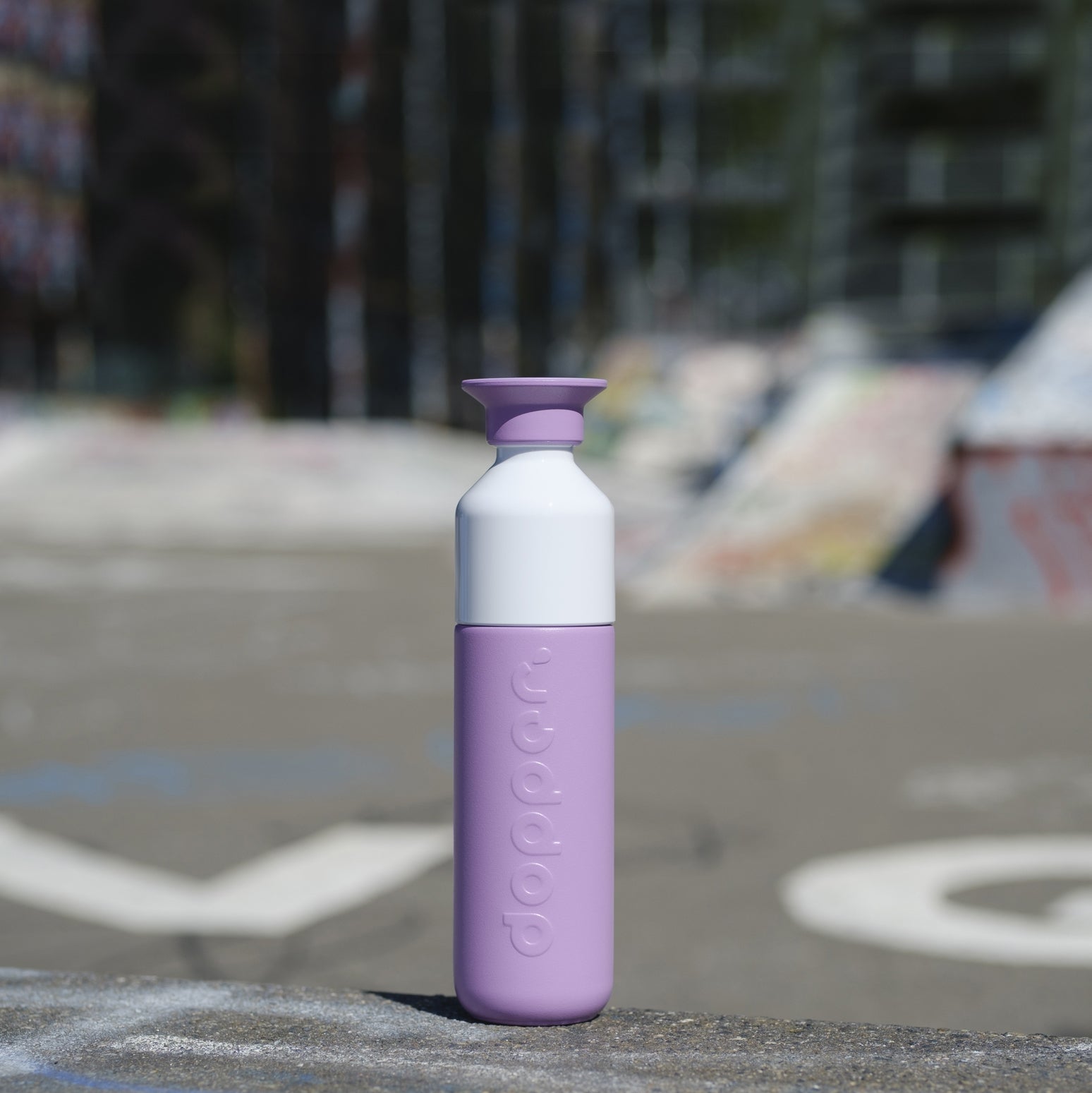 Dopper Insulated Throwback Lilac│Thermosfles 350ml paars│art. 4442│op skatebaan mat graffiti