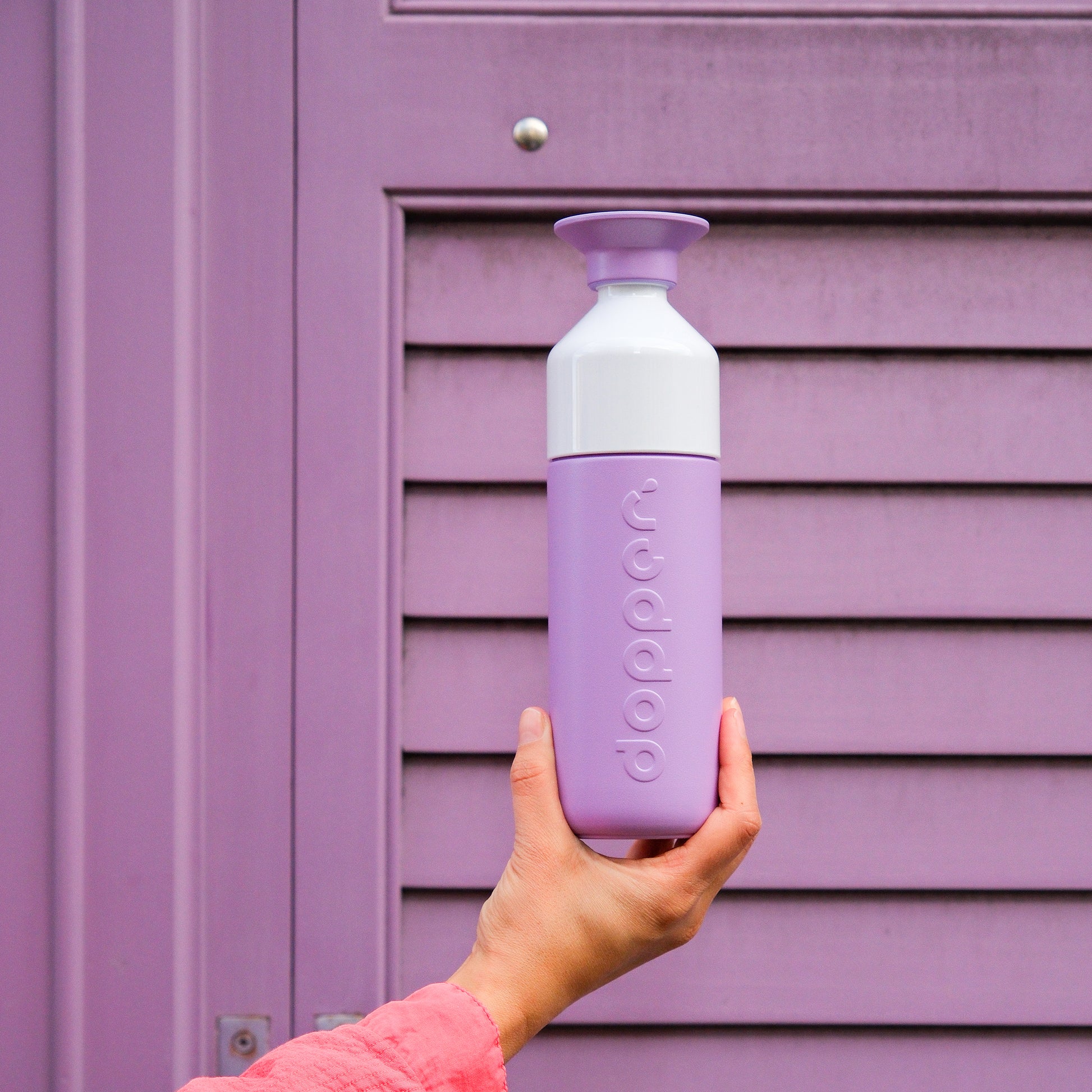 Dopper Insulated large Throwback Lilac│Thermosfles 580ml│art. 4435│in hand voor lila deur