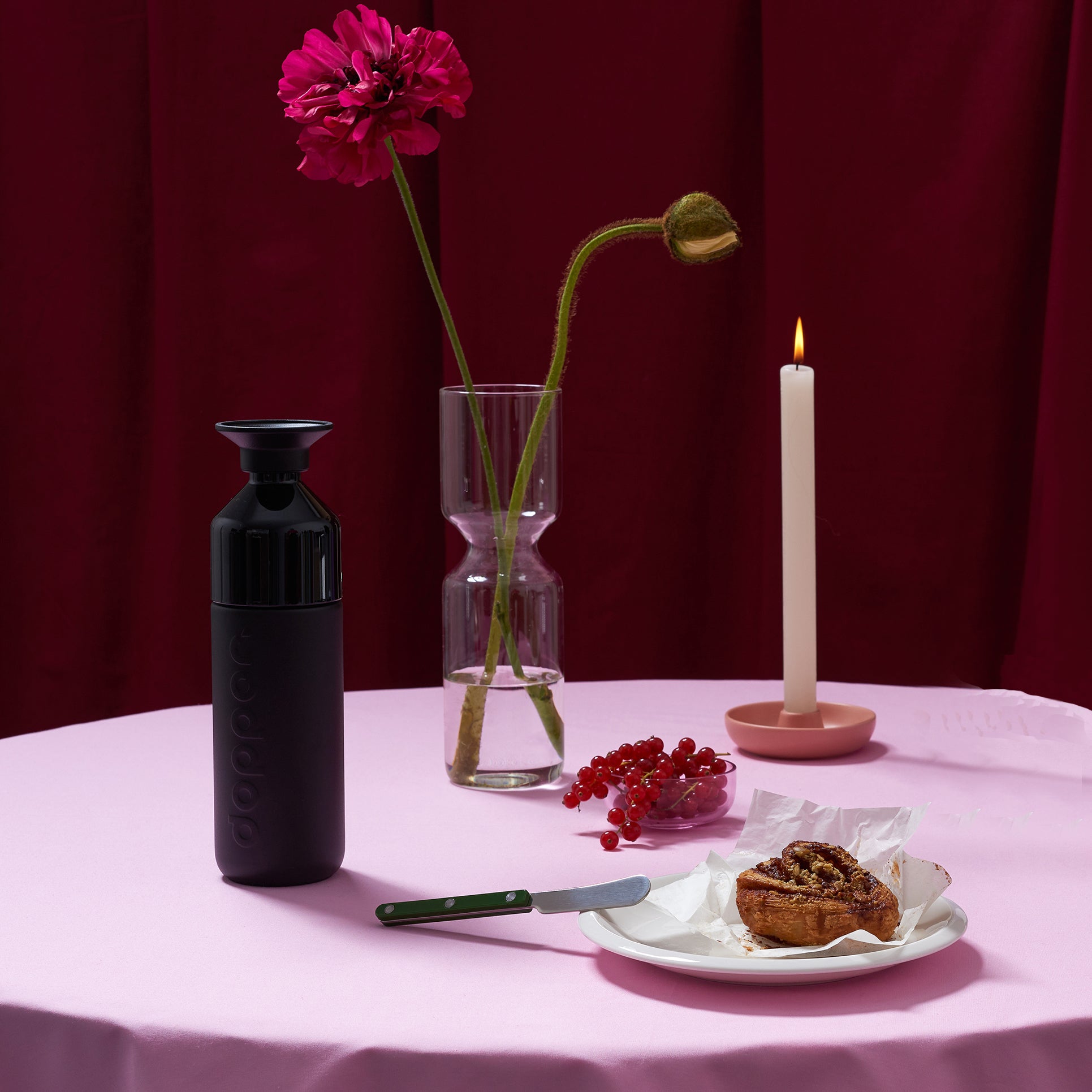 Dopper Insulated Large Blazing Black│Thermosfles 580ml Zwart│art. 2035│op gedekte tafel