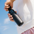 Dopper Insulated Large Blazing Black│Thermosfles 580ml Zwart│art. 2035│man draait dop van fles